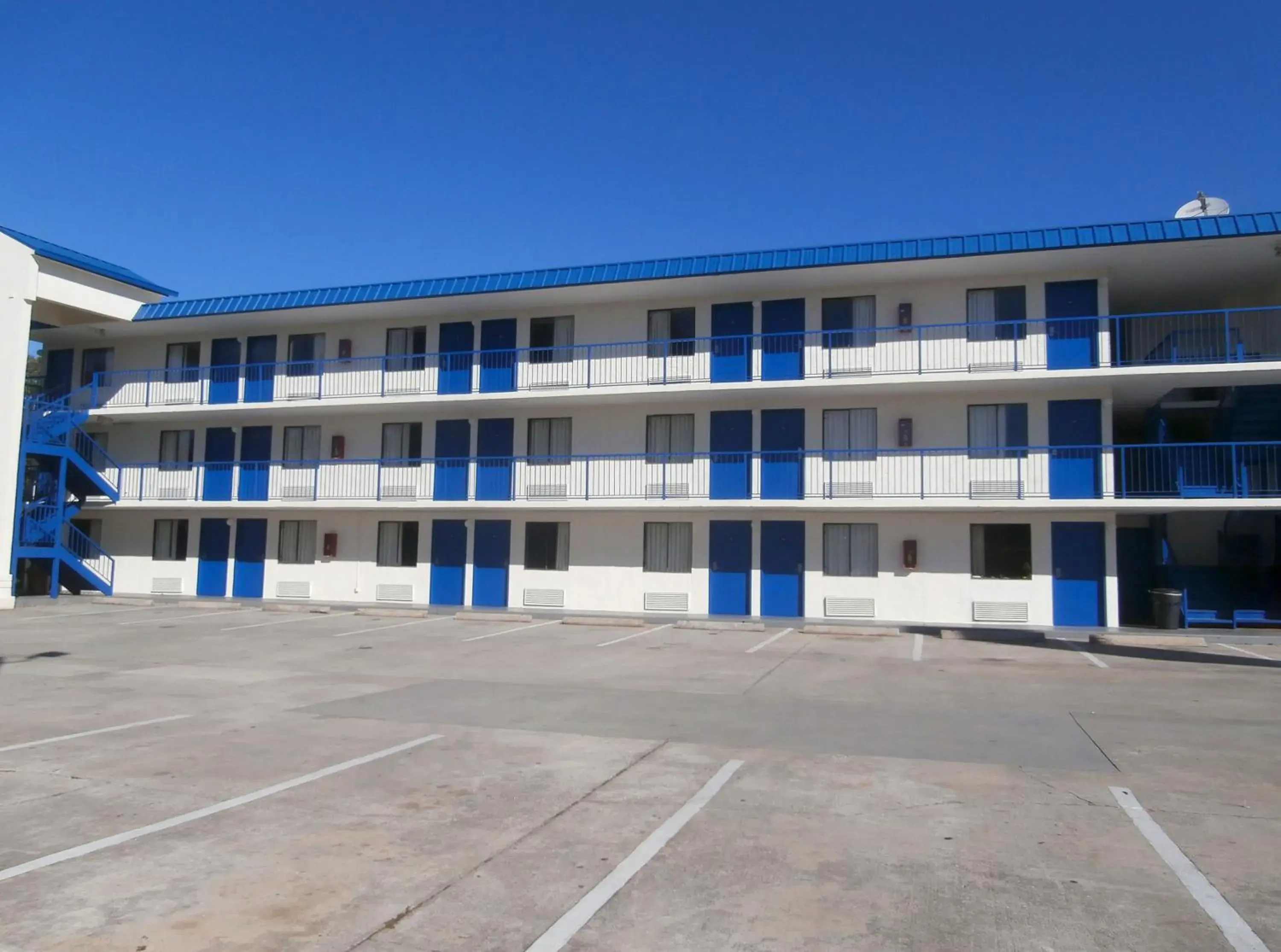 Property building in Americas Best Value Inn Tucker Property building in Americas Best Value Inn Tucker