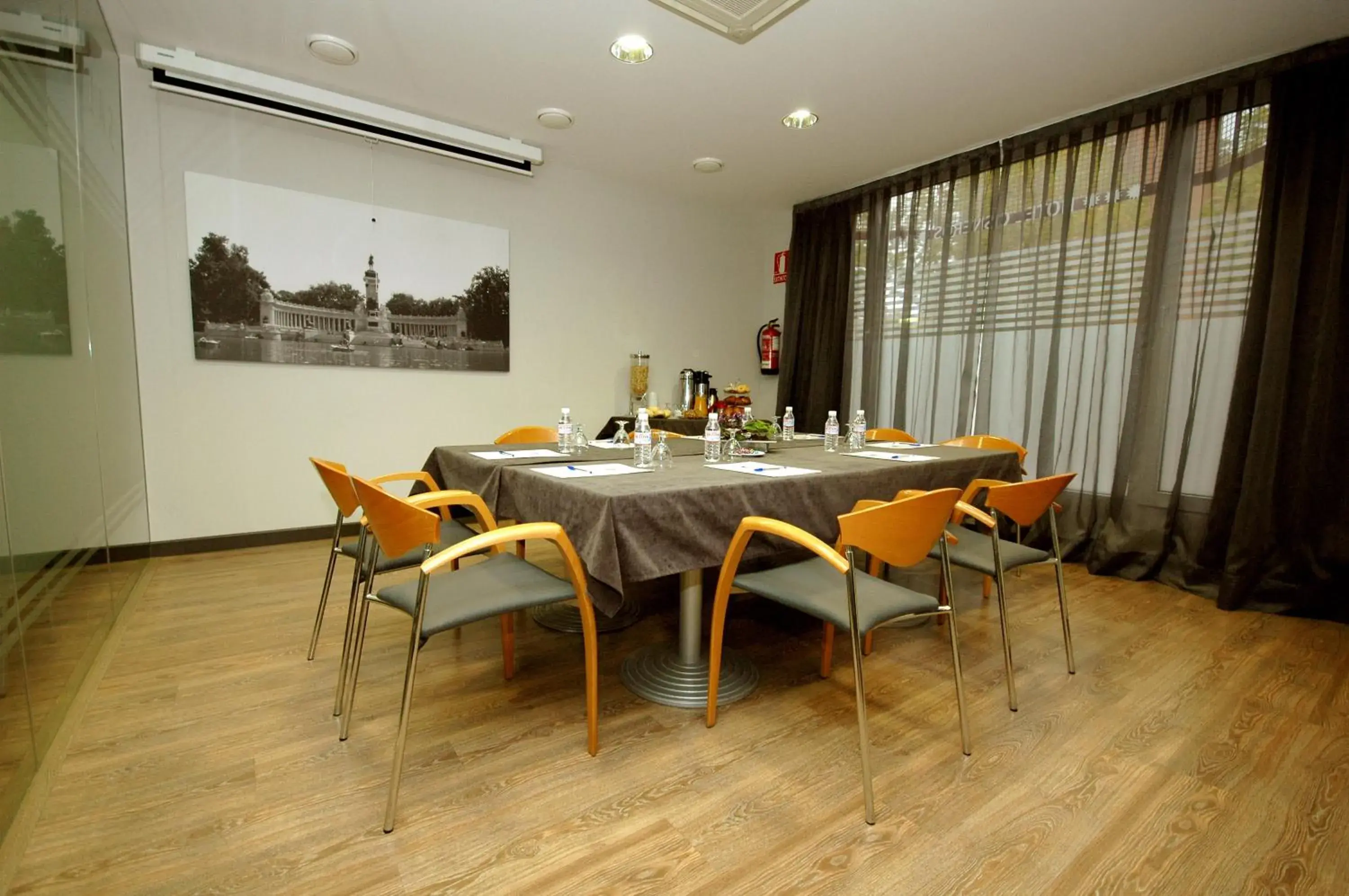 Business facilities, Restaurant/Places to Eat in Hotel Cisneros