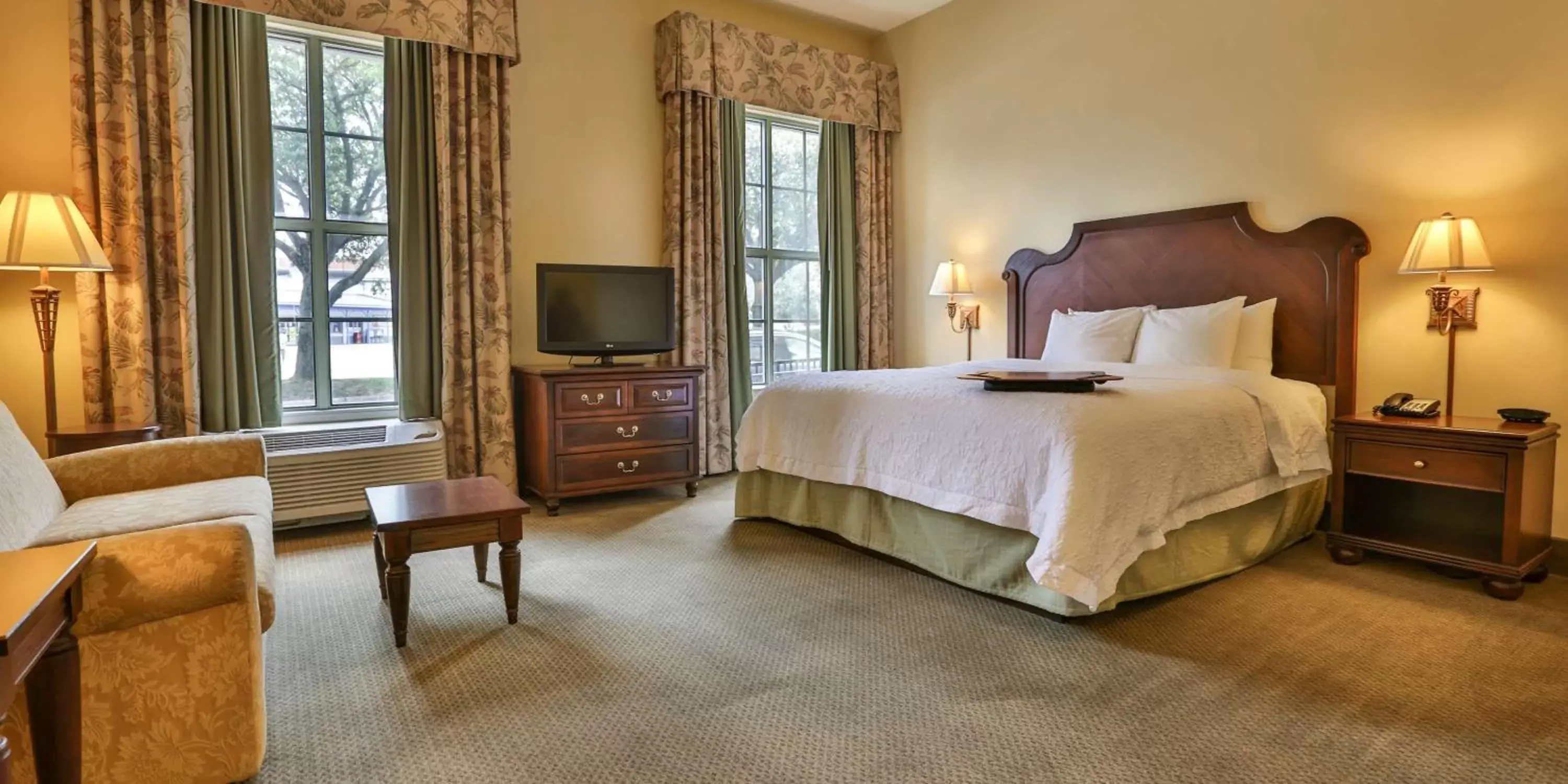 Bed in Hampton Inn & Suites Savannah Historic District