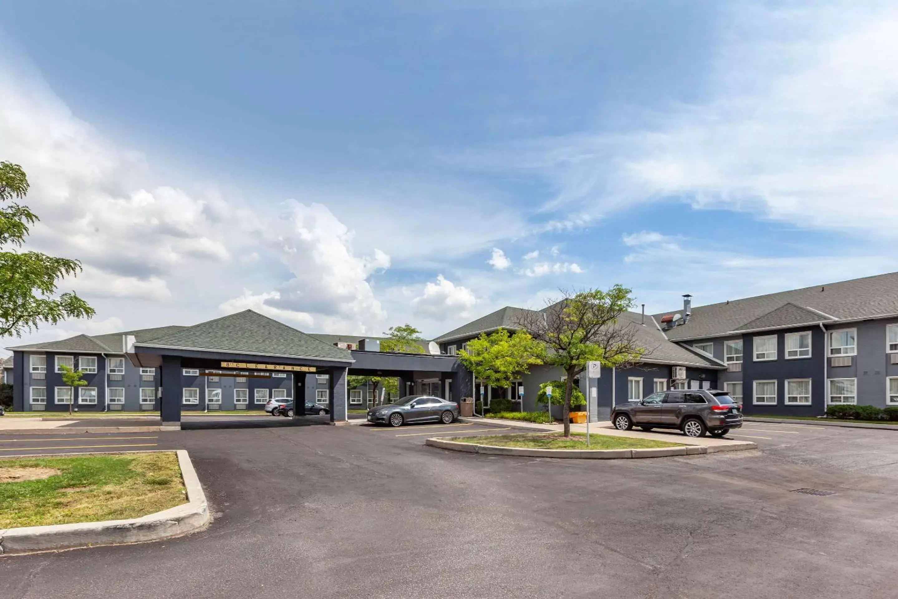 Property building in Quality Inn Airport West Property building in Quality Inn Airport West