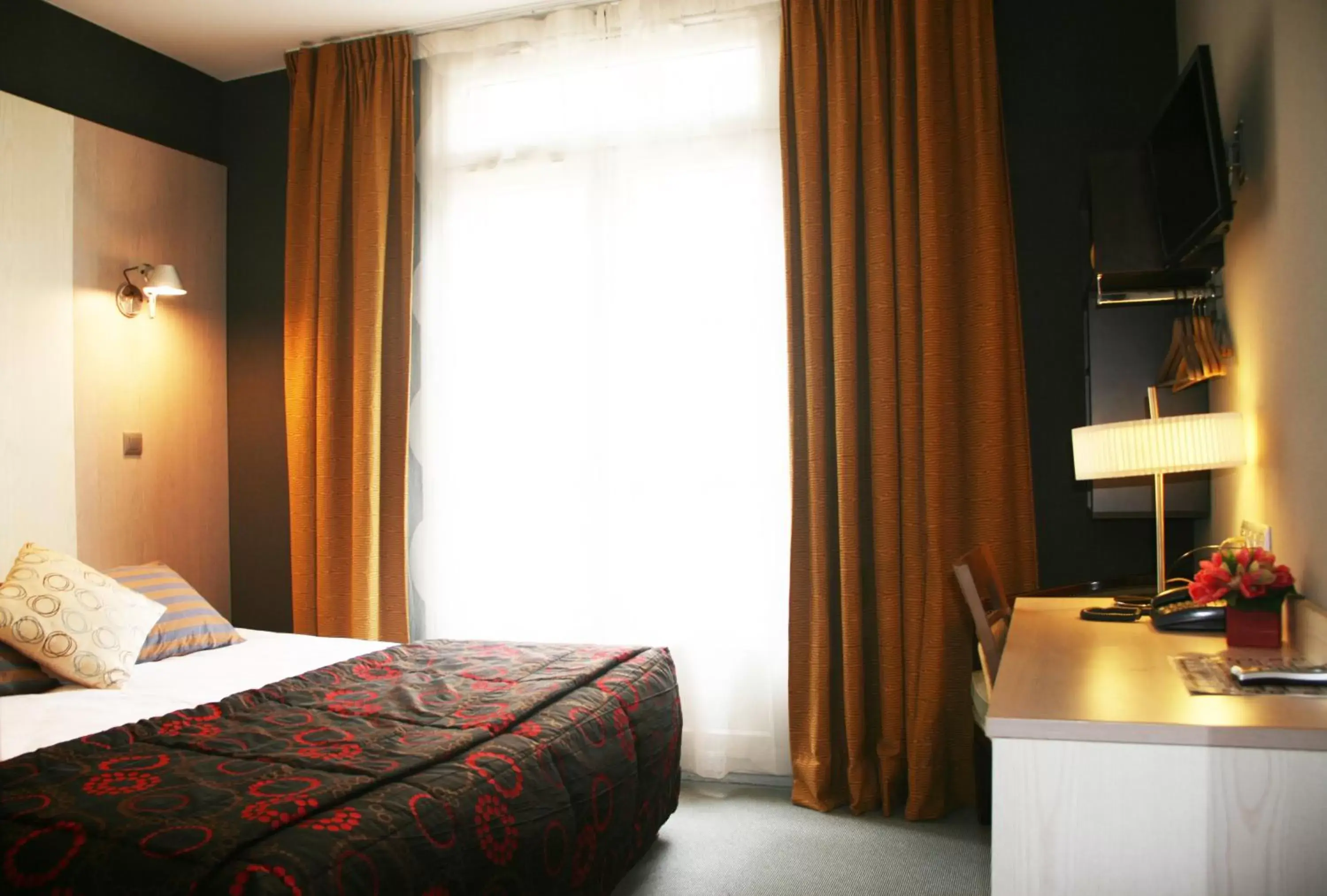 Photo of the whole room, Bed in Hôtel Astoria