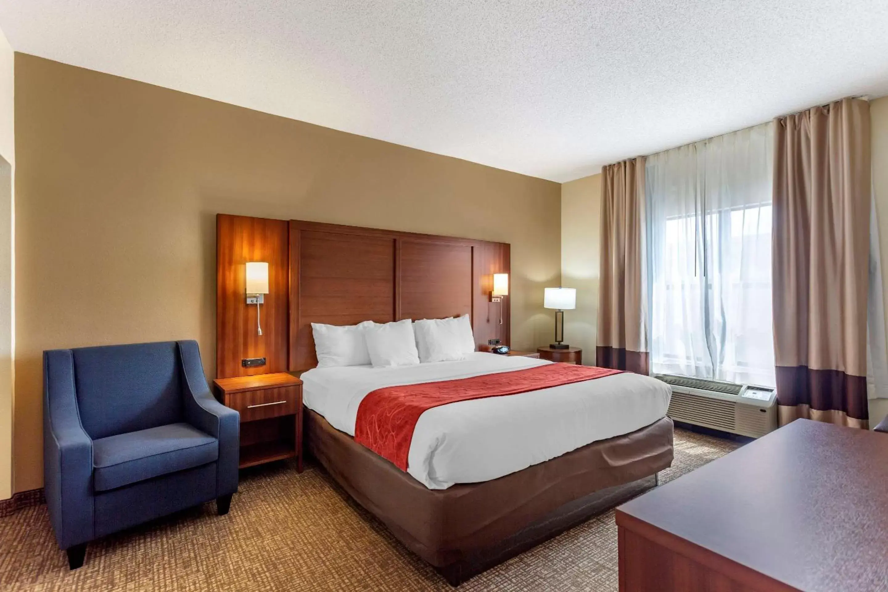 Bedroom, Bed in Comfort Suites Southaven I-55