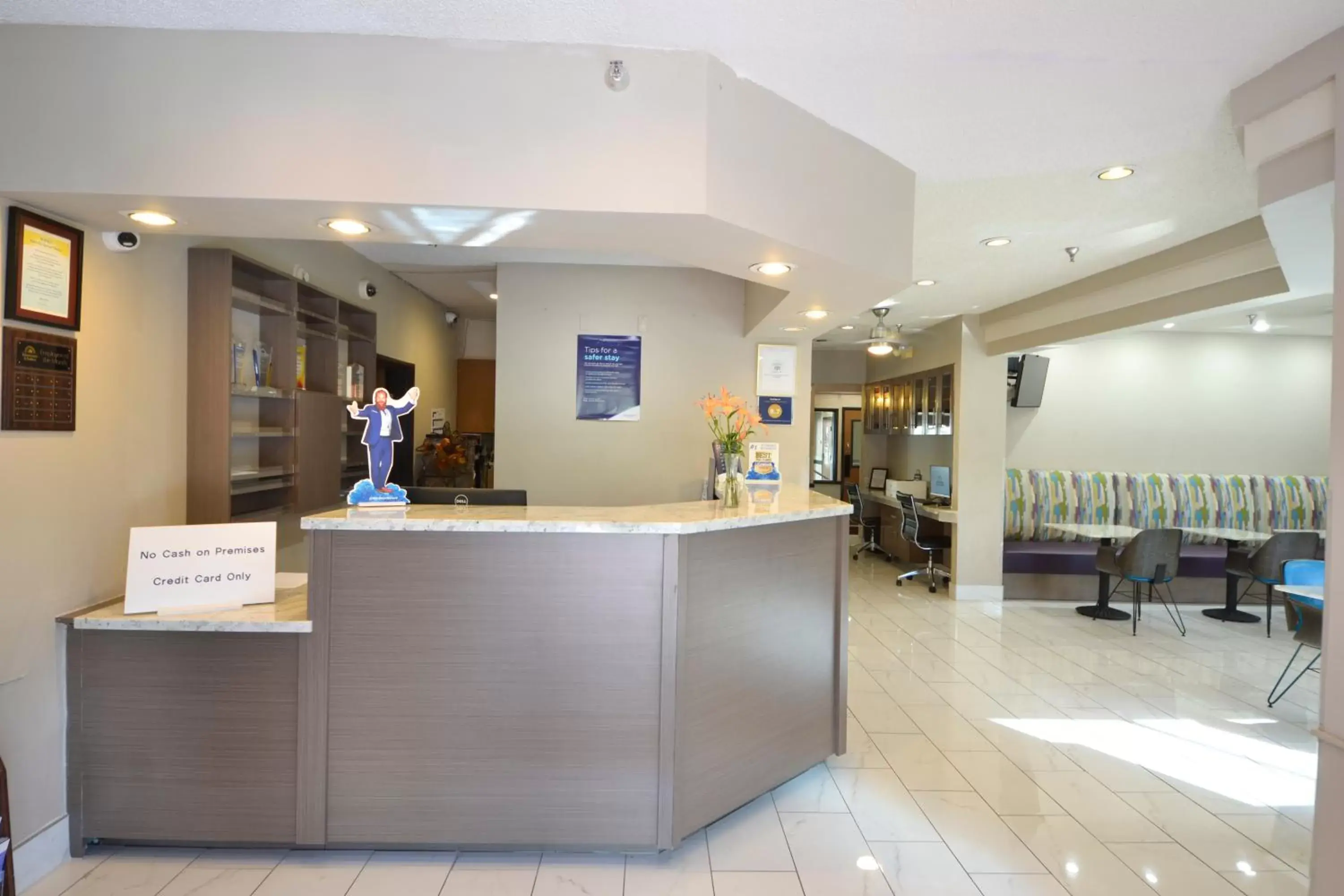 Lobby or reception in Days Inn & Suites by Wyndham Airport Albuquerque