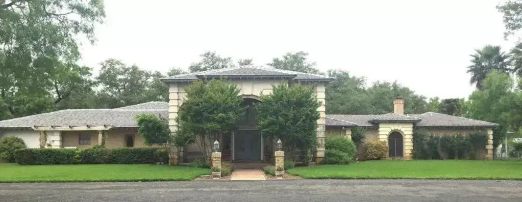 Property Building in Live Oaks Bed and Breakfast