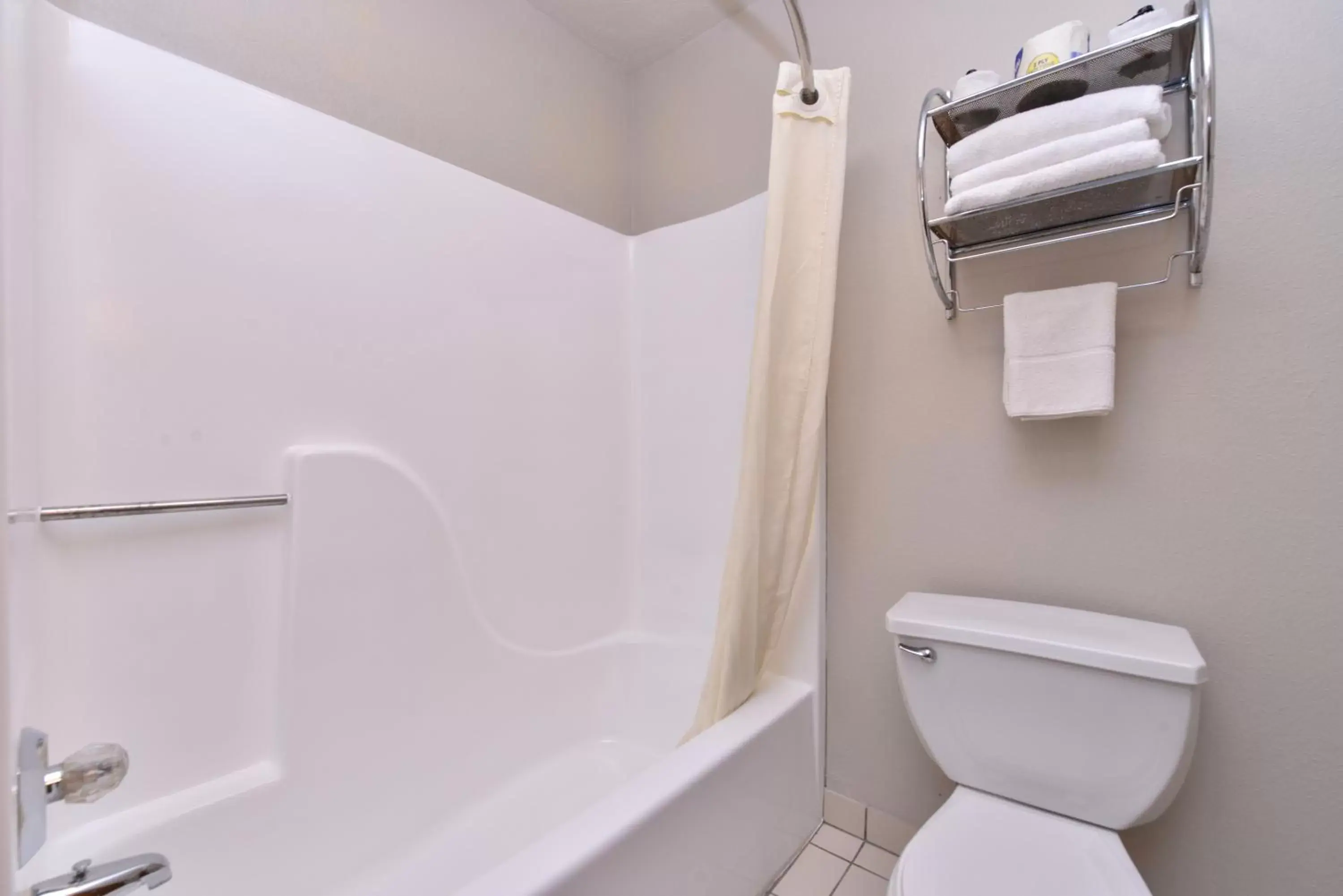 Bathroom in Cottonwood Inn and Conference Center