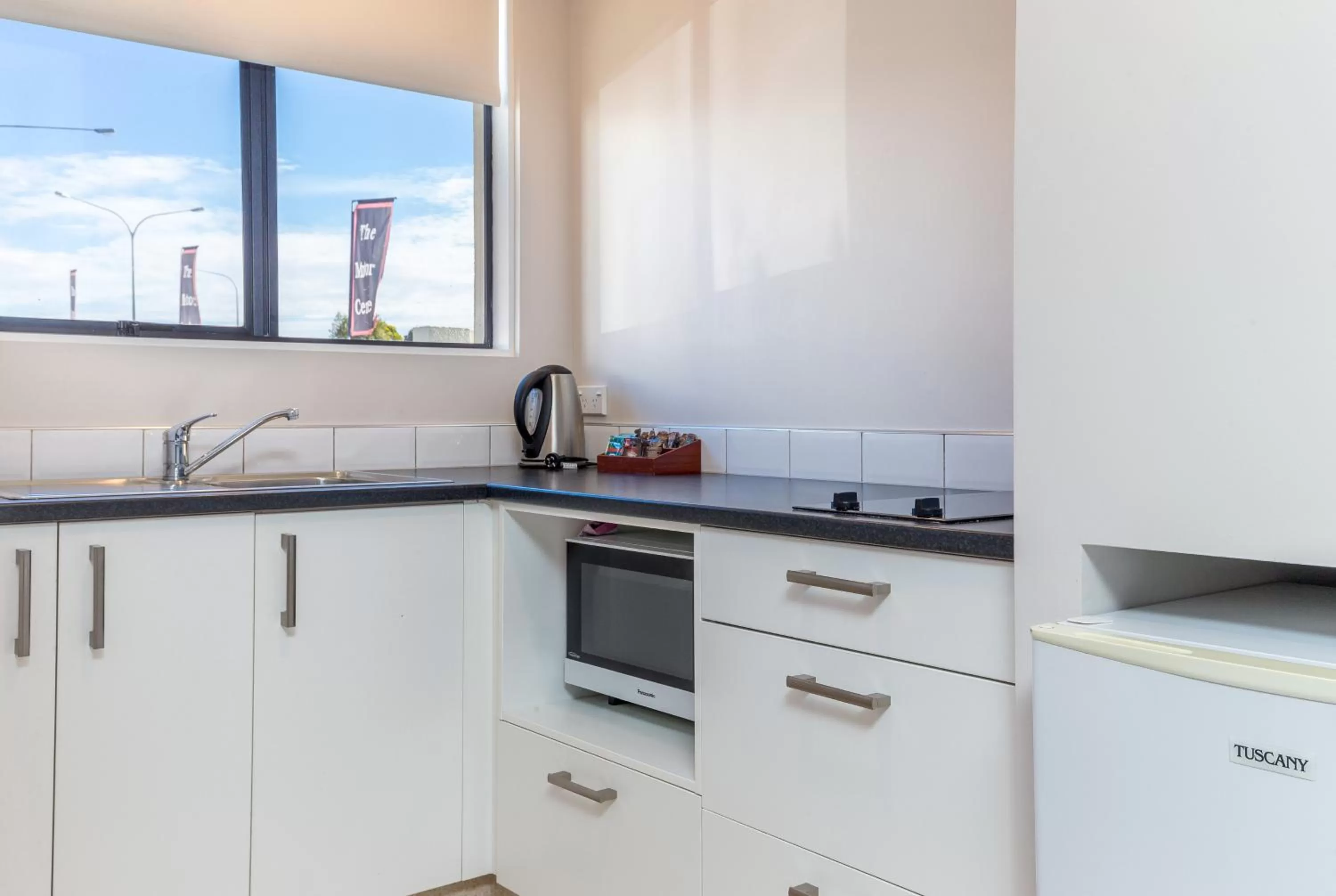 Kitchen or kitchenette in Cherylea Motel