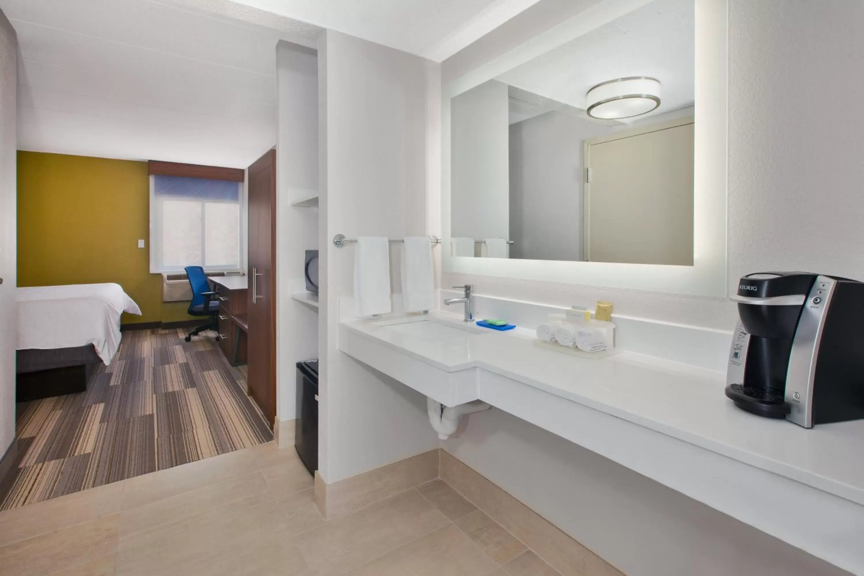 Bedroom, Bathroom in Holiday Inn Express Fairfax-Arlington Boulevard, an IHG Hotel