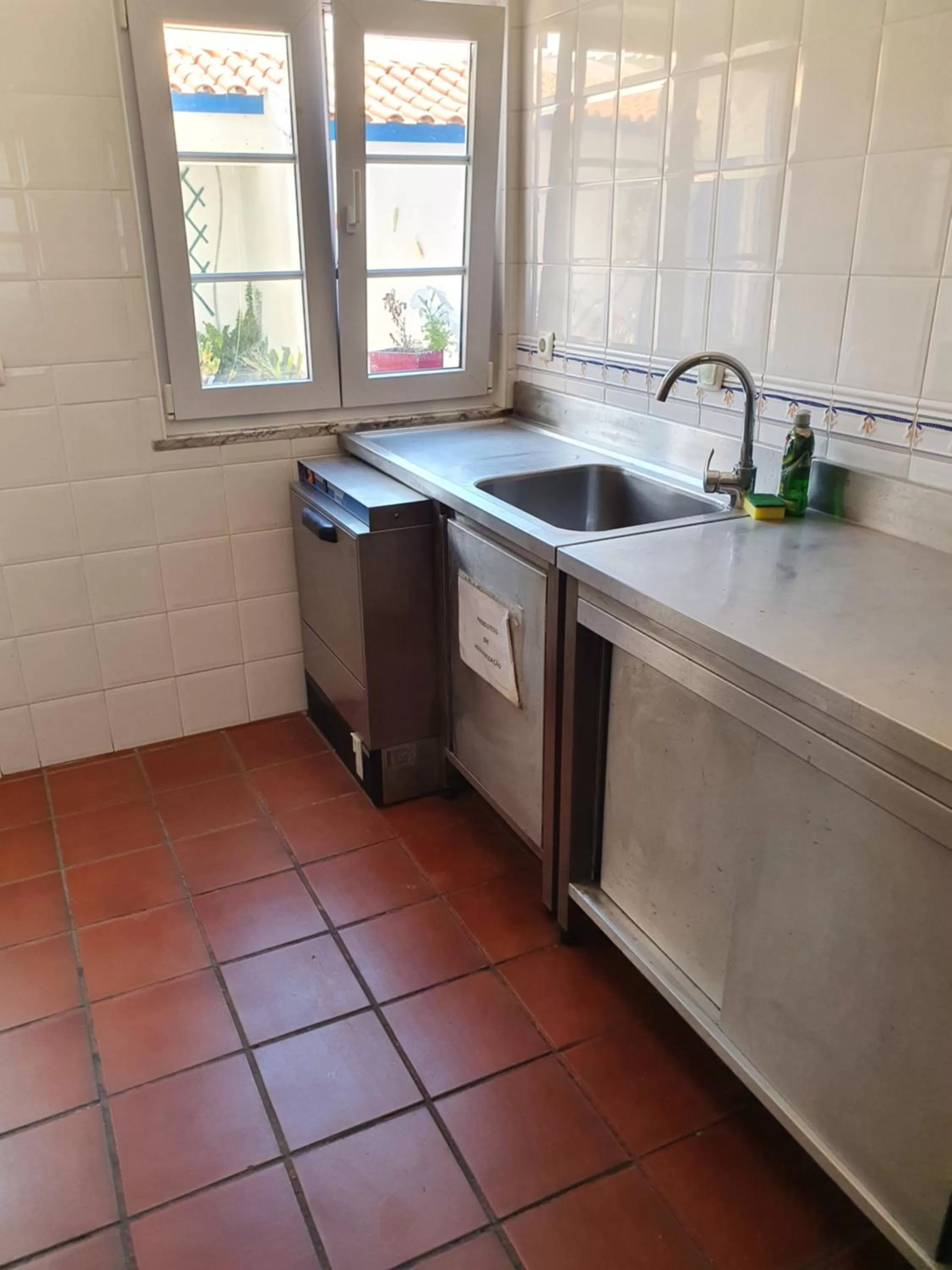 Communal kitchen in Hotel Mar e Sol VNMF by Umbral