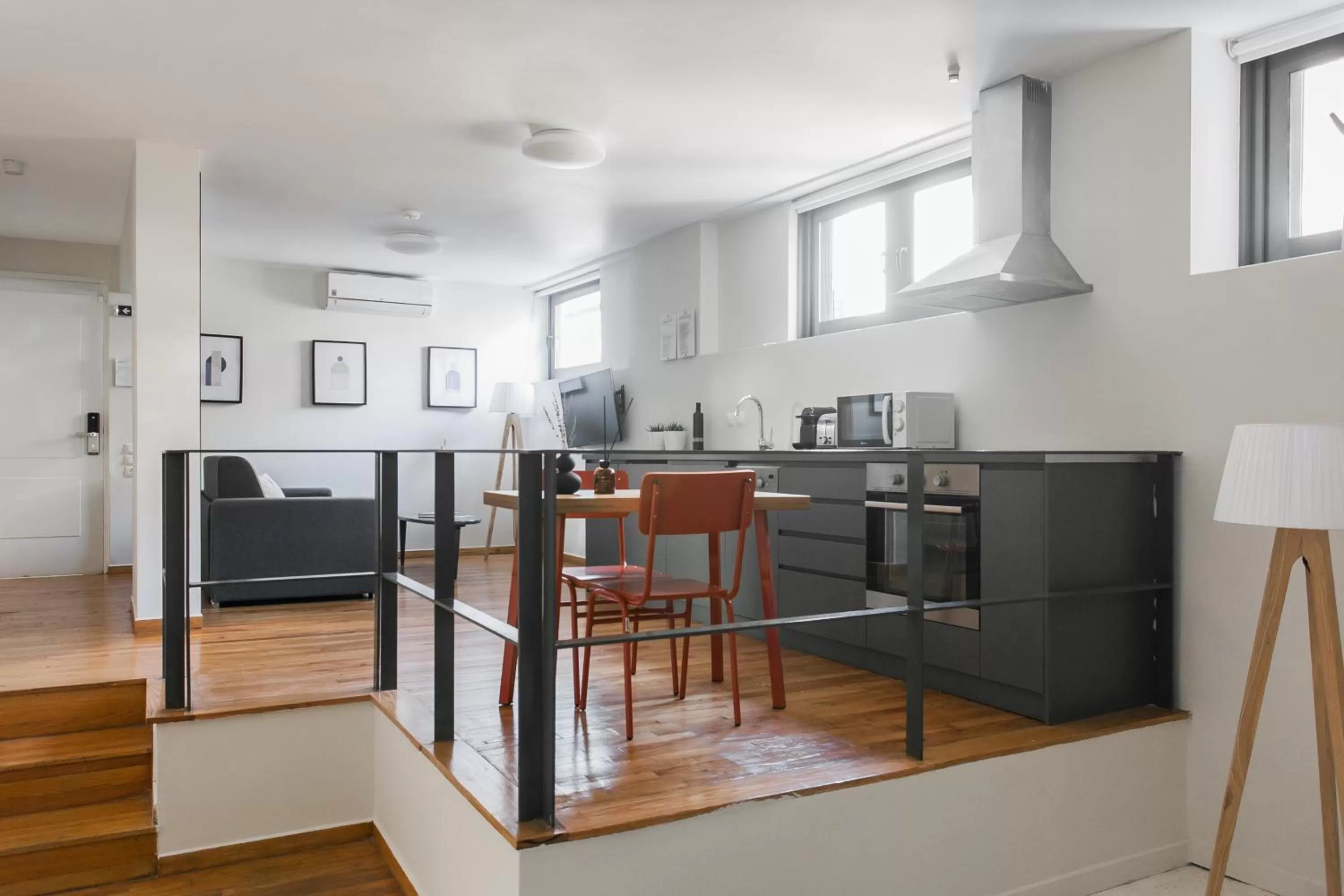 TV and multimedia, Kitchen/Kitchenette in ZOIA The Hill by UPSTREET