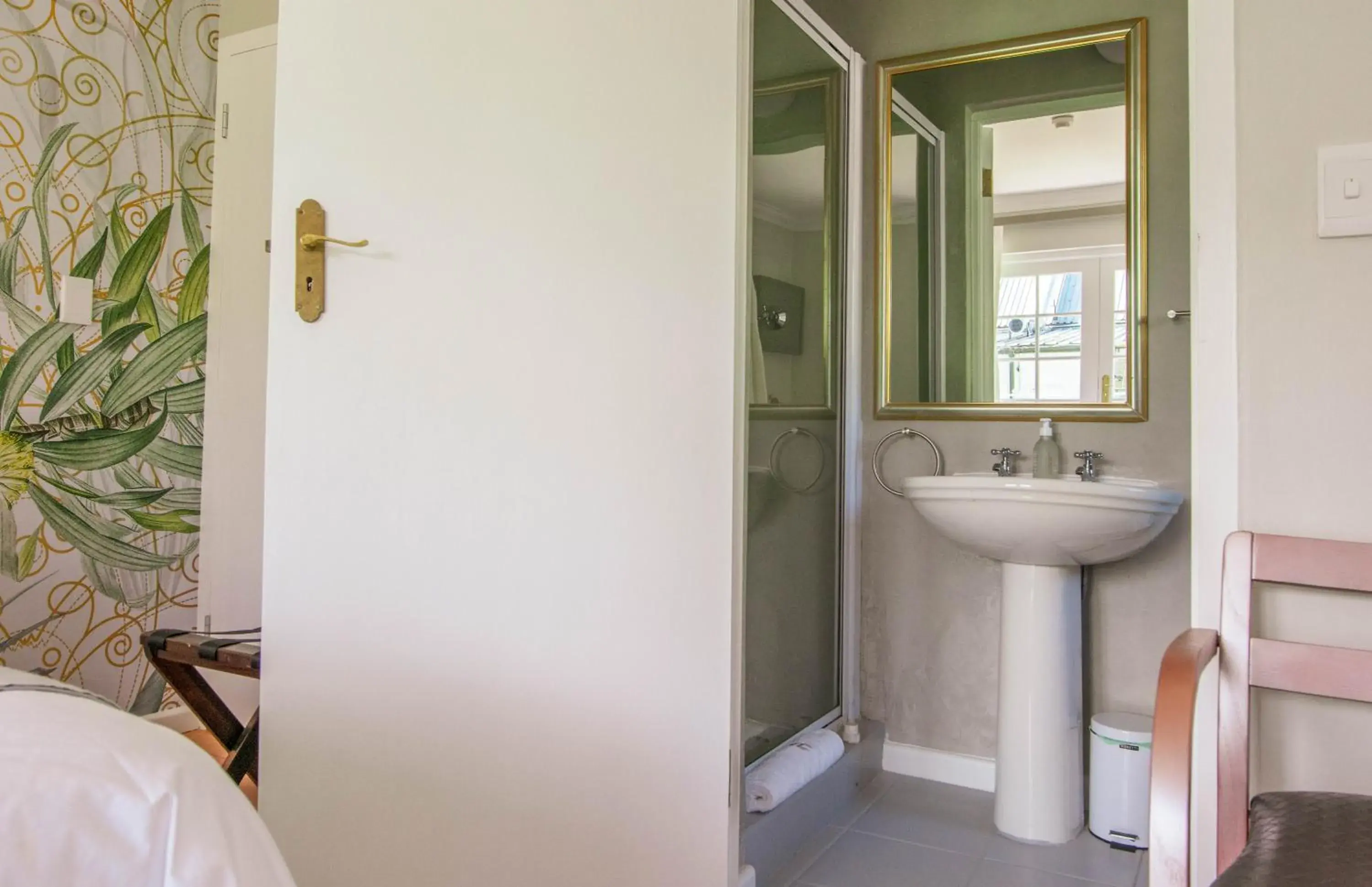 Bathroom in Rozenburg Guest House