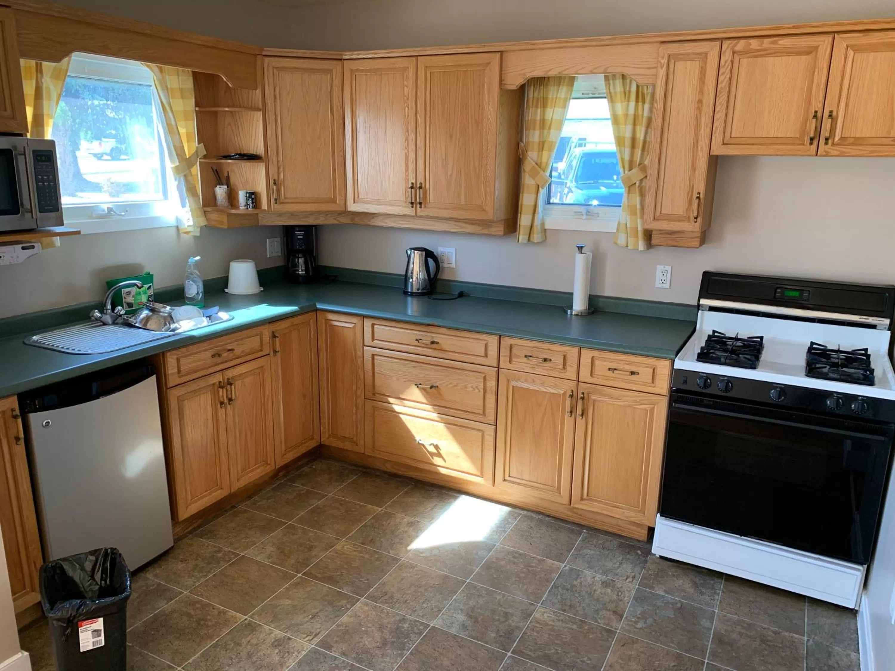 Communal kitchen in Gateway Motel