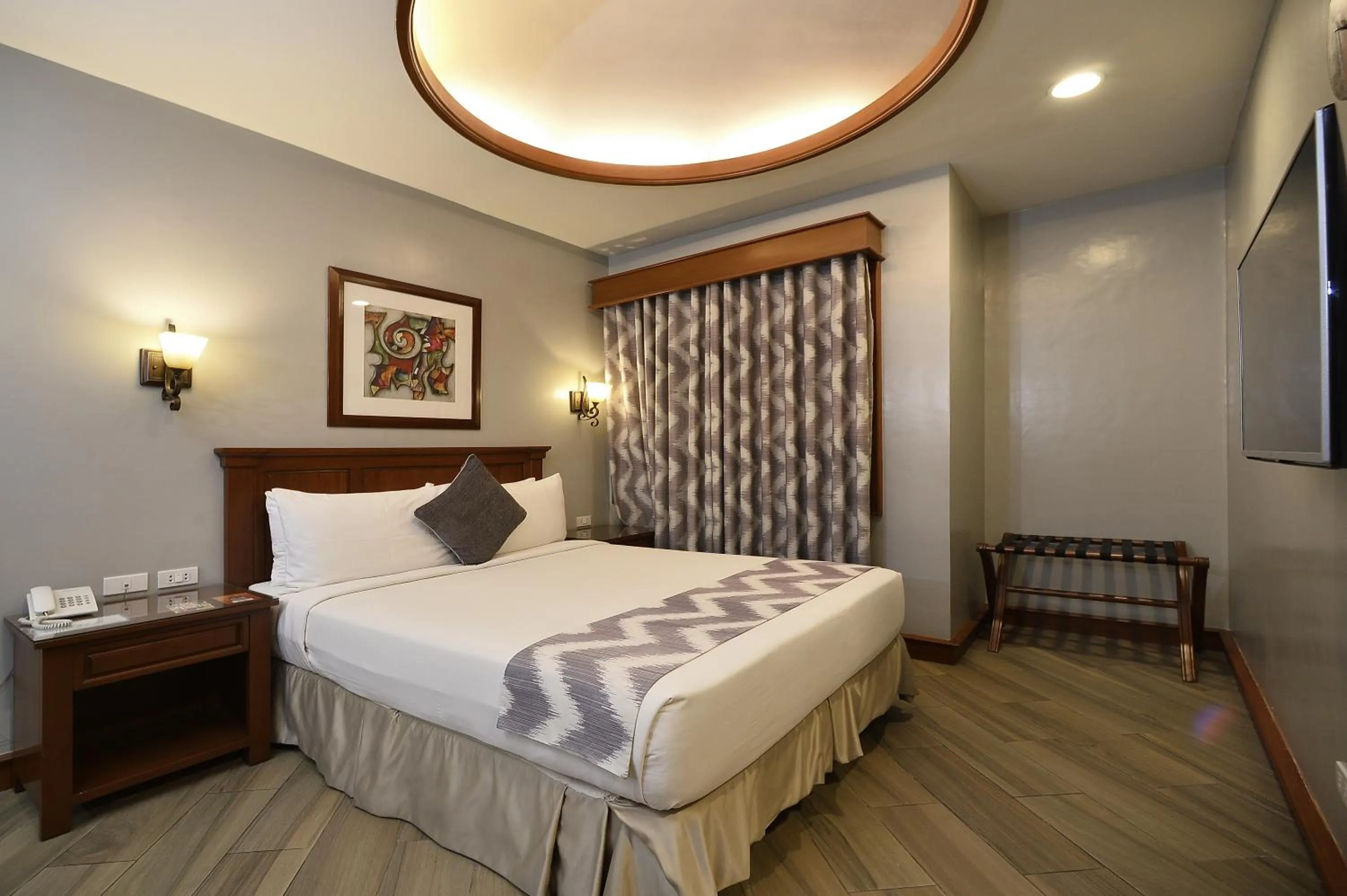 Photo of the whole room, Bed in Paragon Hotel and Suites