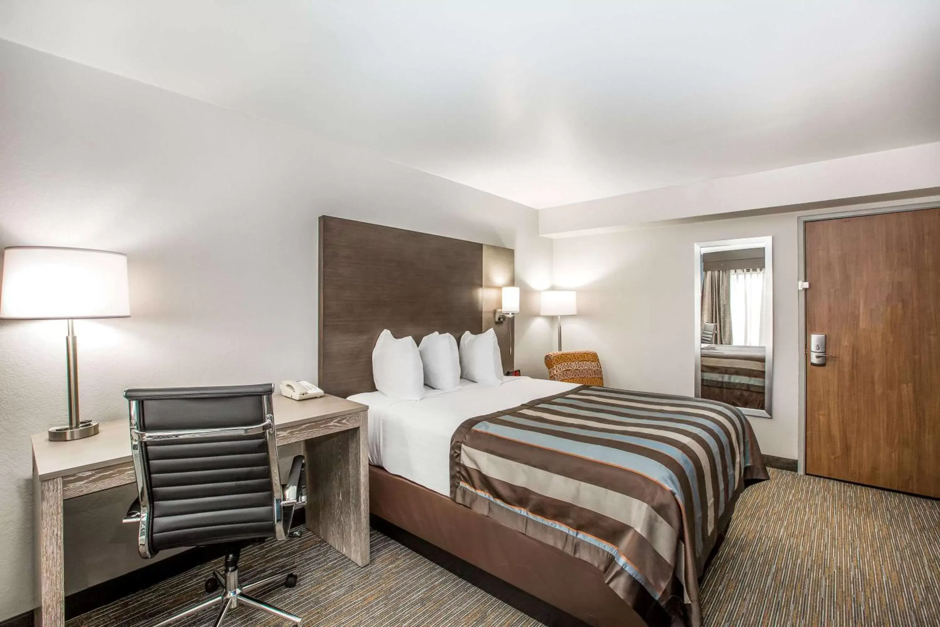 Photo of the whole room, Bed in Wingate by Wyndham Louisville Airport Expo Center