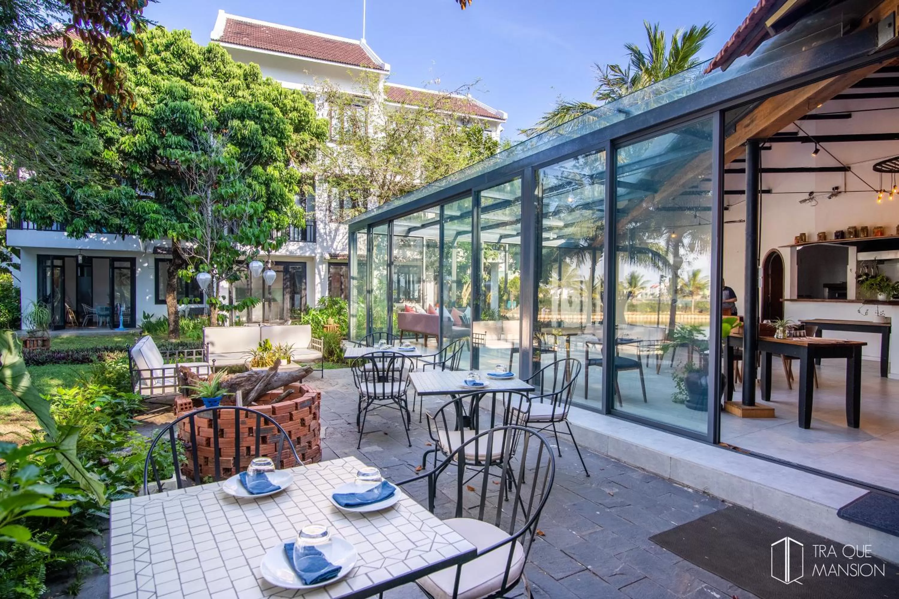 Restaurant/places to eat in Tra Que Mansion