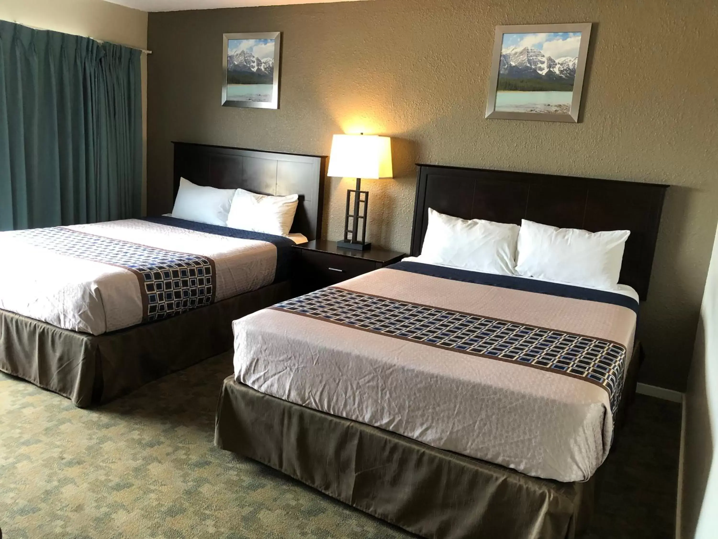 Photo of the whole room, Bed in Knights Inn Kamloops