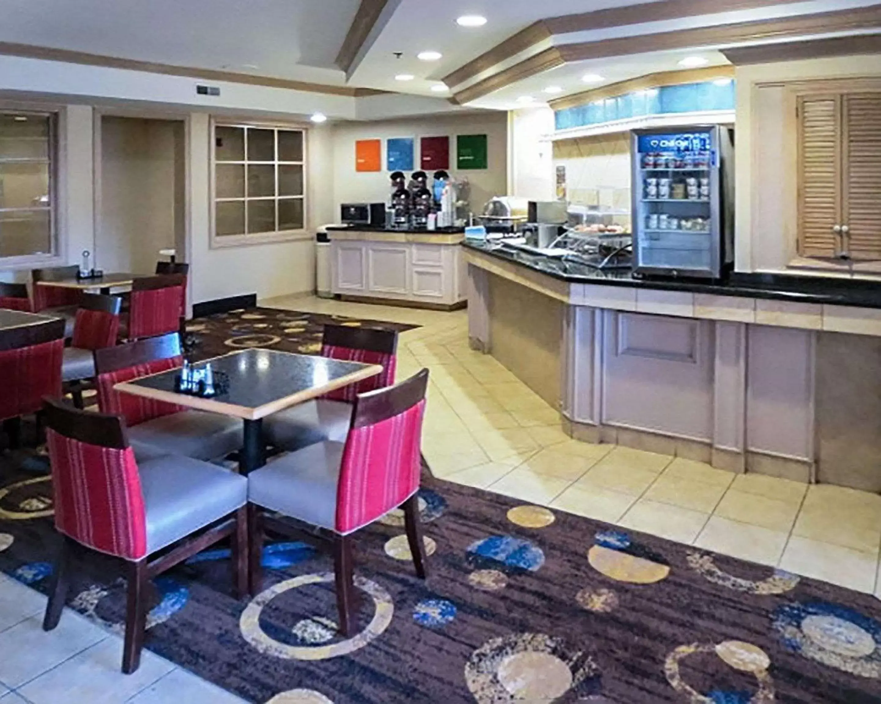 Restaurant/places to eat, Kitchen/Kitchenette in Comfort Suites Southwest