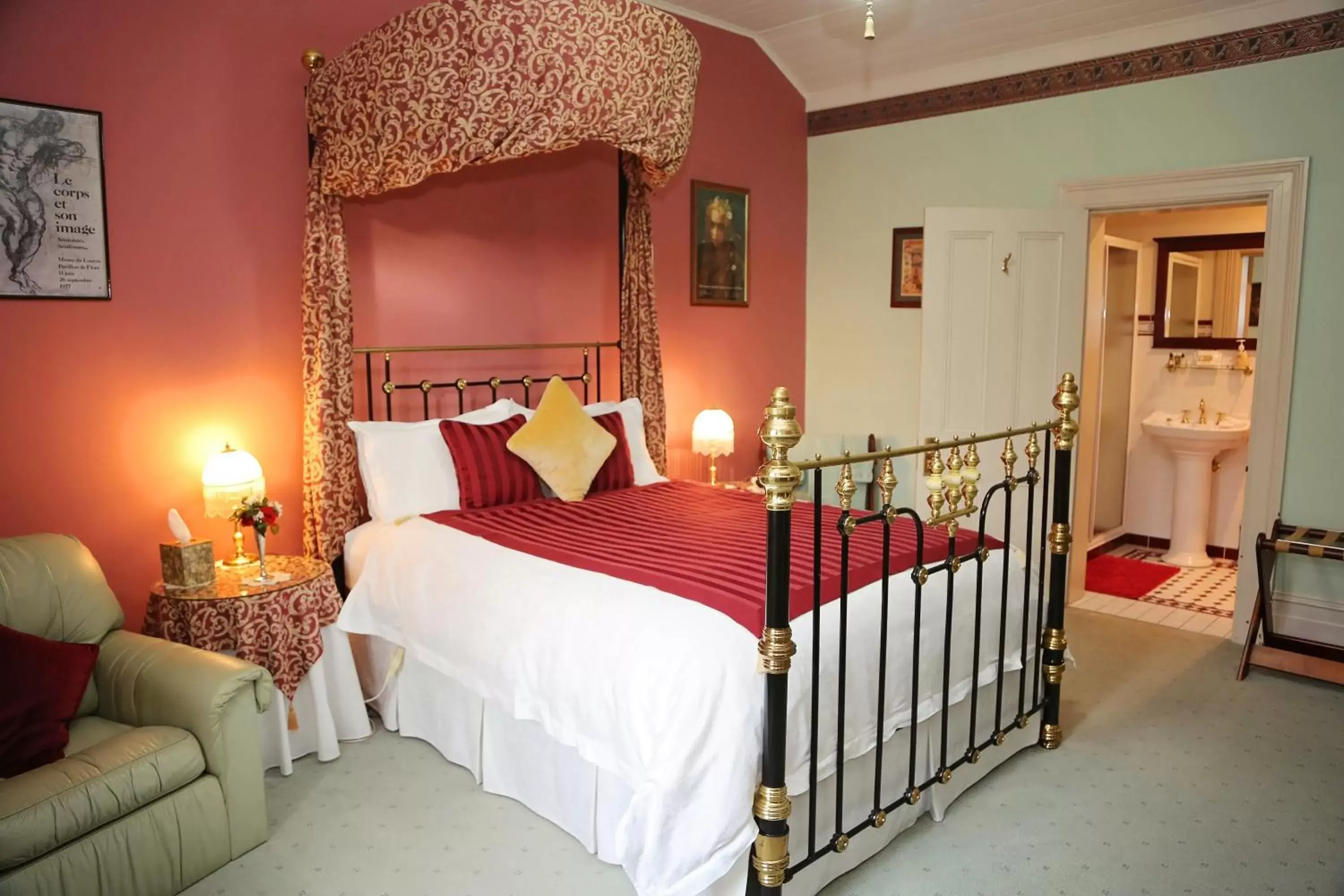 Photo of the whole room, Bed in Forgandenny House B&B