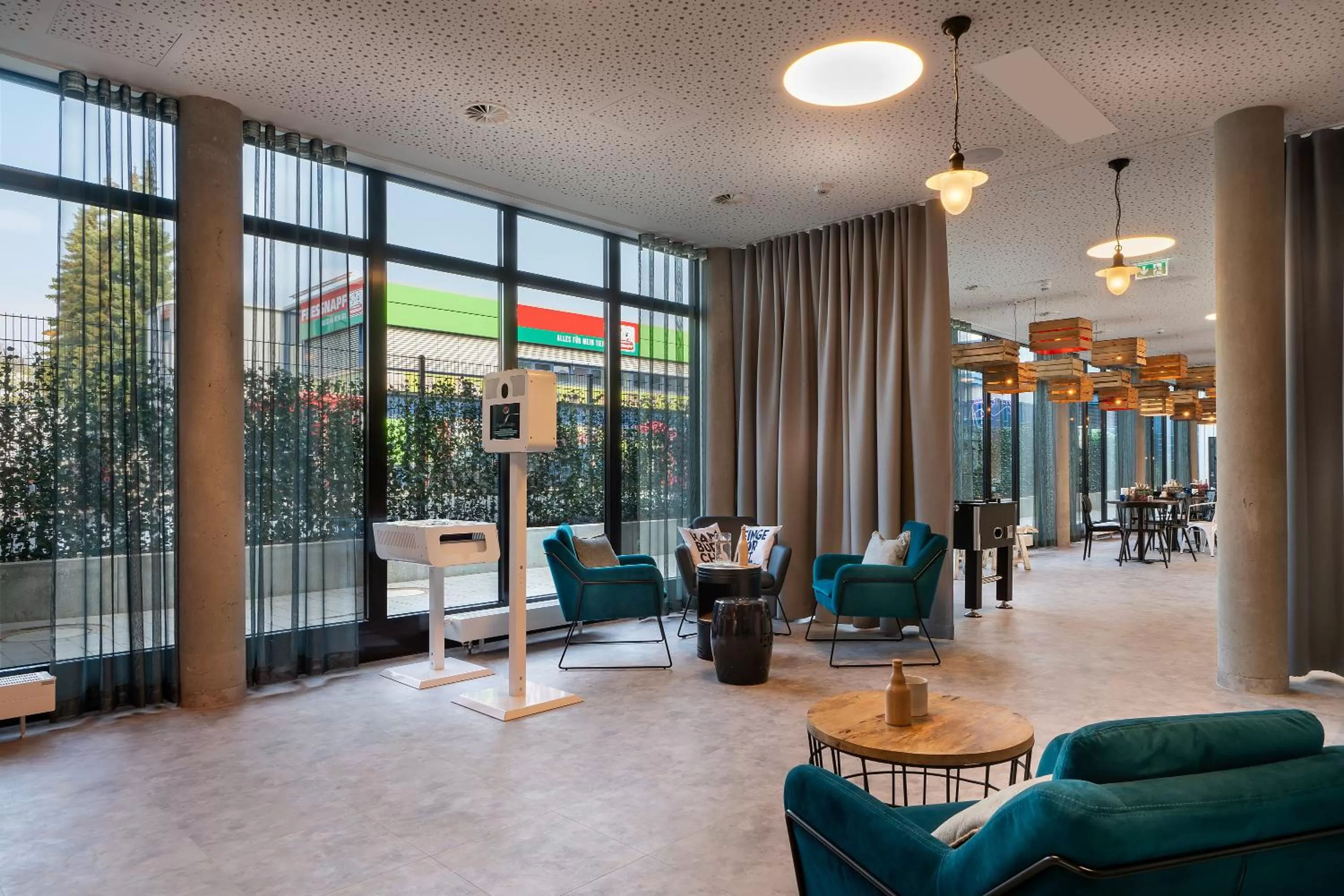 Lounge or bar in Holiday Inn - the niu, Keg Hamburg Ost by IHG