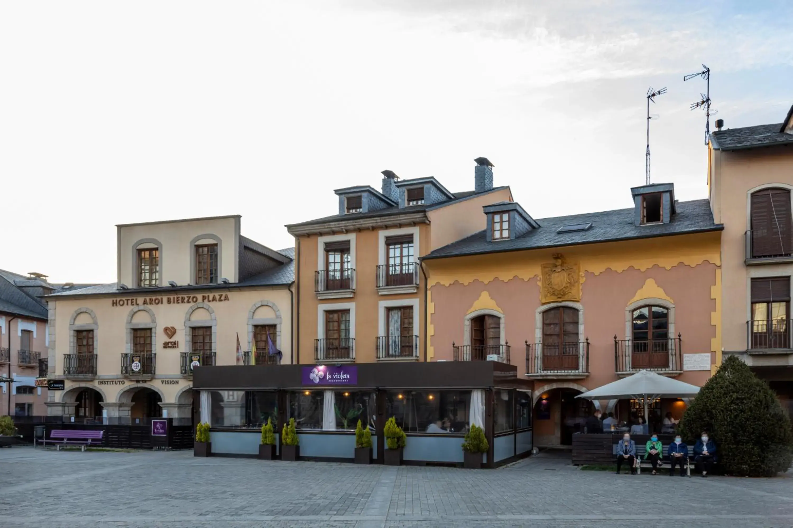 Restaurant/places to eat, Property Building in Hotel Aroi Bierzo Plaza