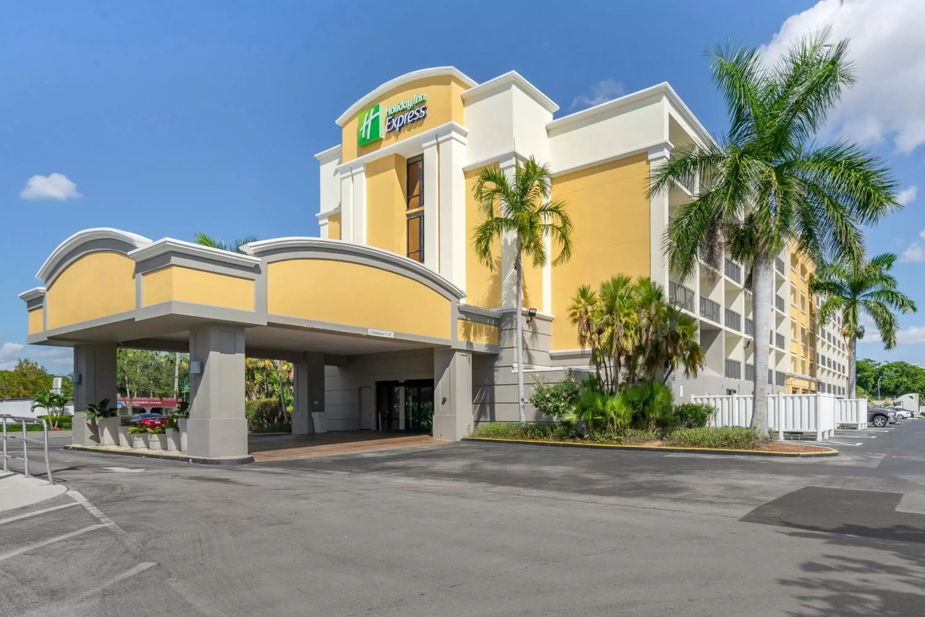 Property building in Holiday Inn Express Cape Coral-Fort Myers Area by IHG Property building in Holiday Inn Express Cape Coral-Fort Myers Area by IHG