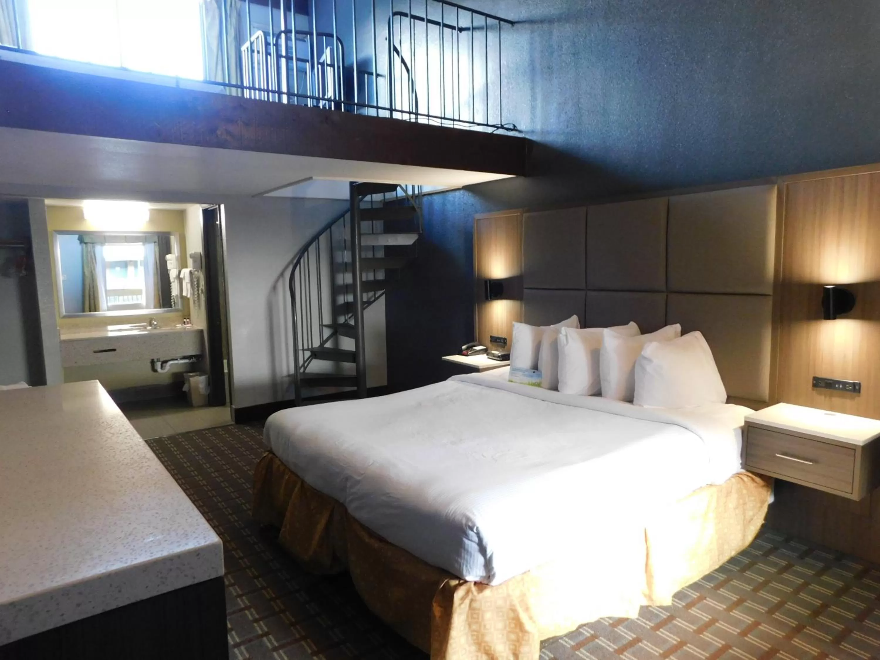 Bed in Days Inn & Suites by Wyndham Downtown Gatlinburg Parkway