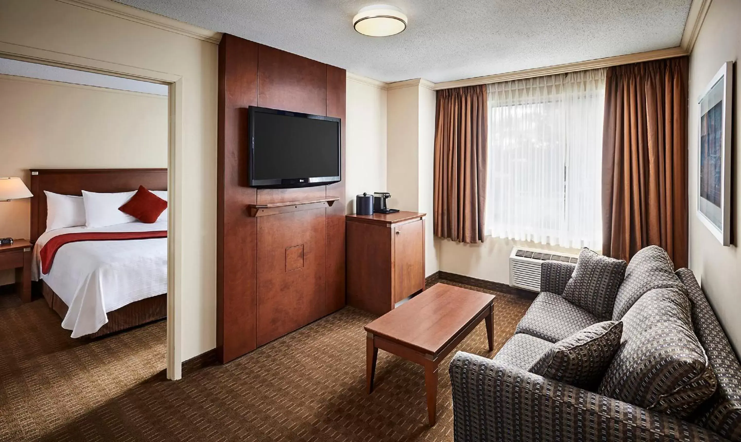 Photo of the whole room, TV/Entertainment Center in Best Western Plus Guildwood Inn