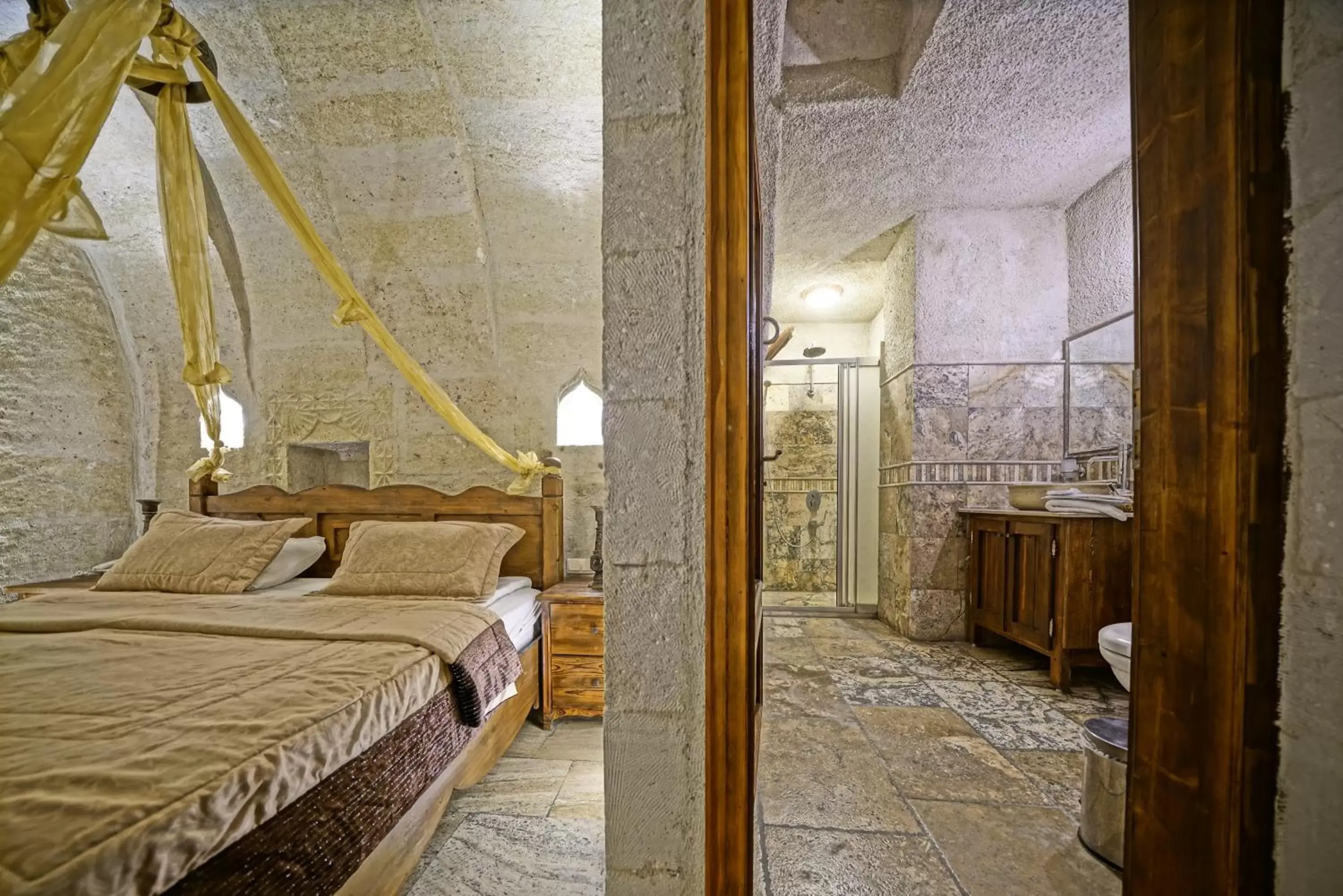 Photo of the whole room, Bed in Maccan Cave Hotel