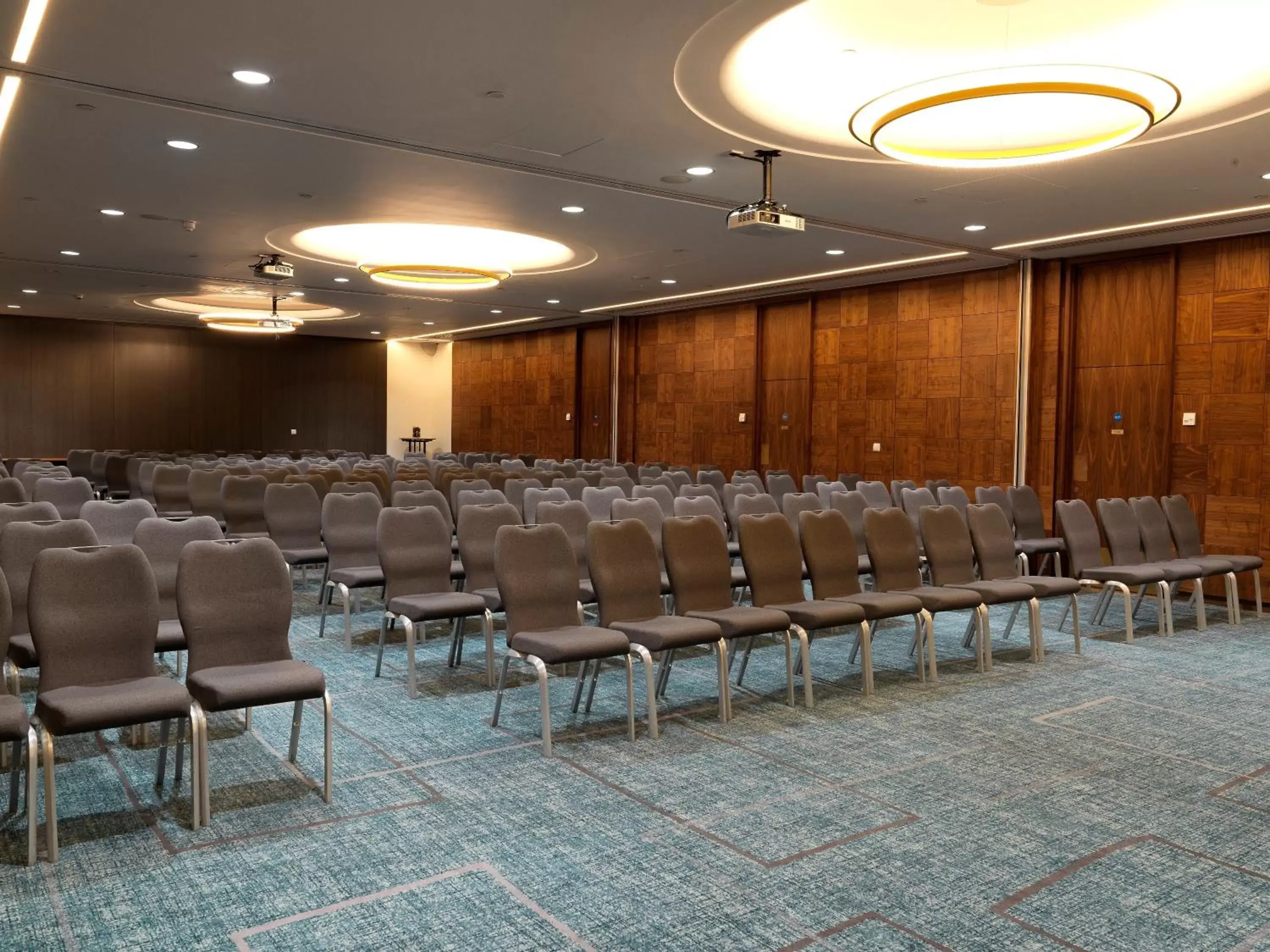 Meeting/conference room in Crowne Plaza London Kings Cross, an IHG Hotel