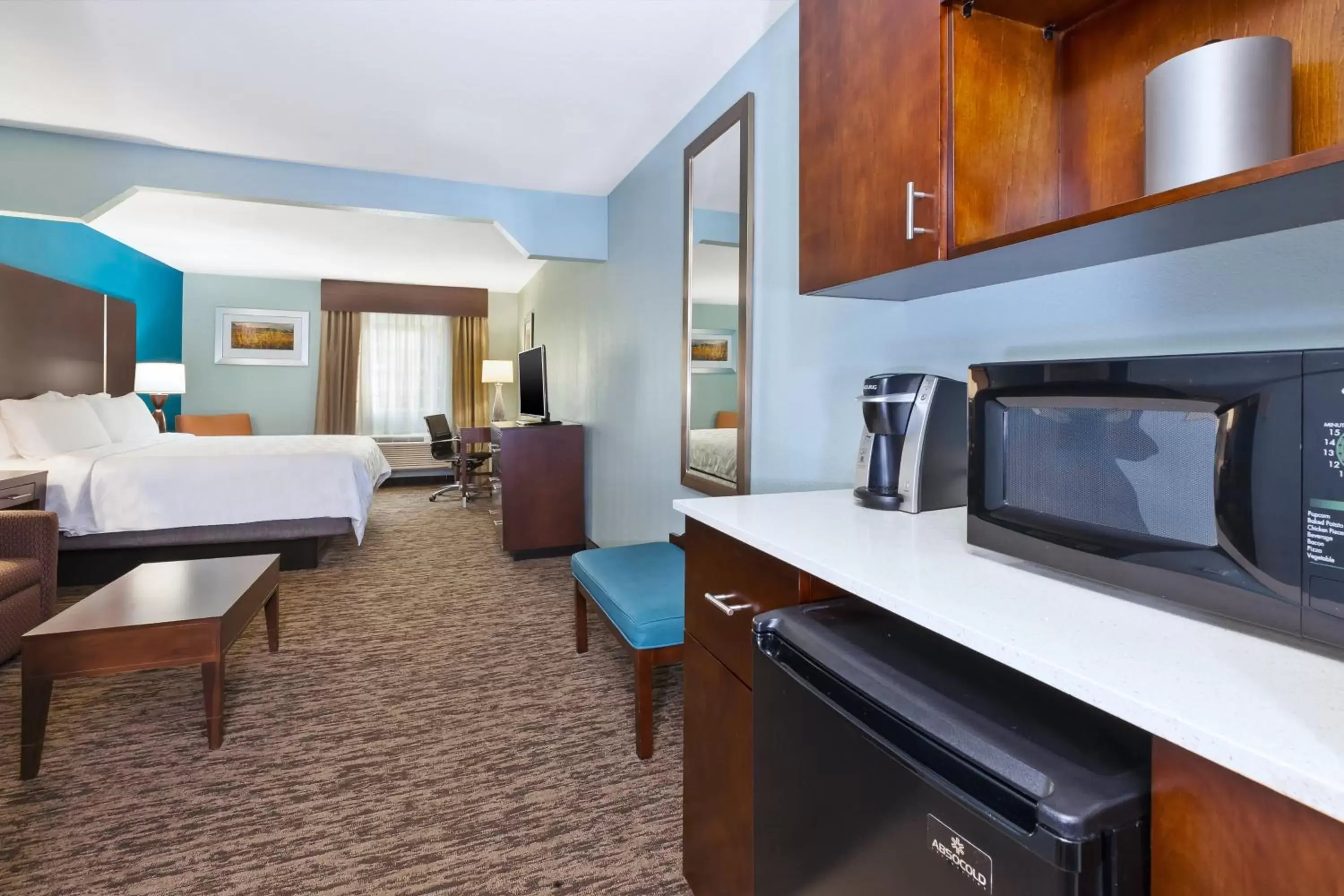 Photo of the whole room, Kitchen/Kitchenette in Holiday Inn Express & Suites Carmel North – Westfield, an IHG Hotel