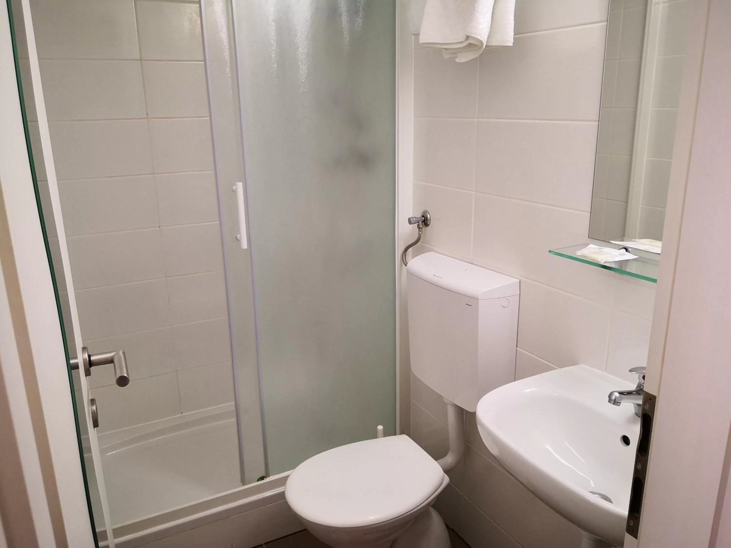 Shower, Bathroom in Grand Bells Bed And Breakfast