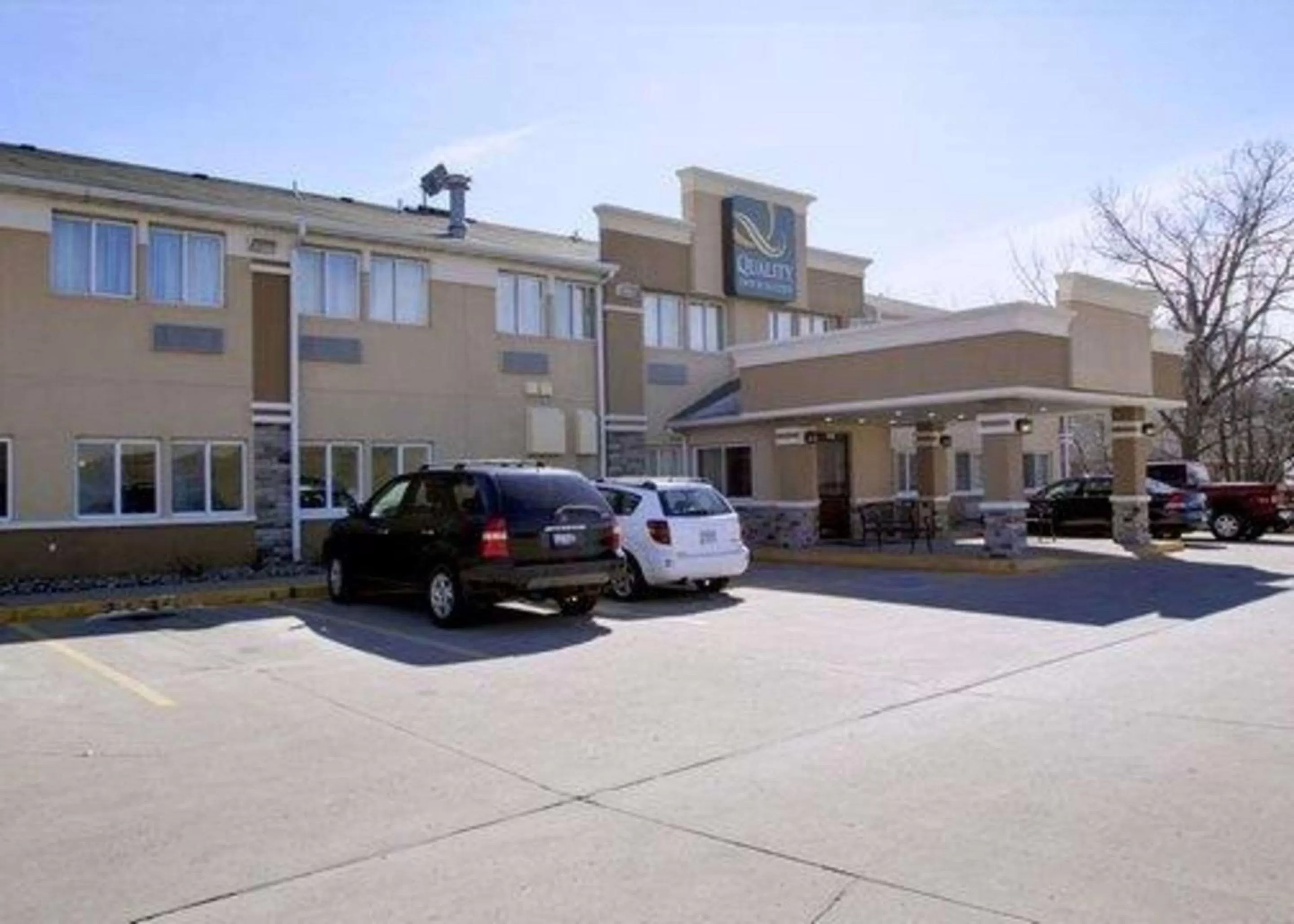Property building in Quality Inn & Suites Des Moines Airport