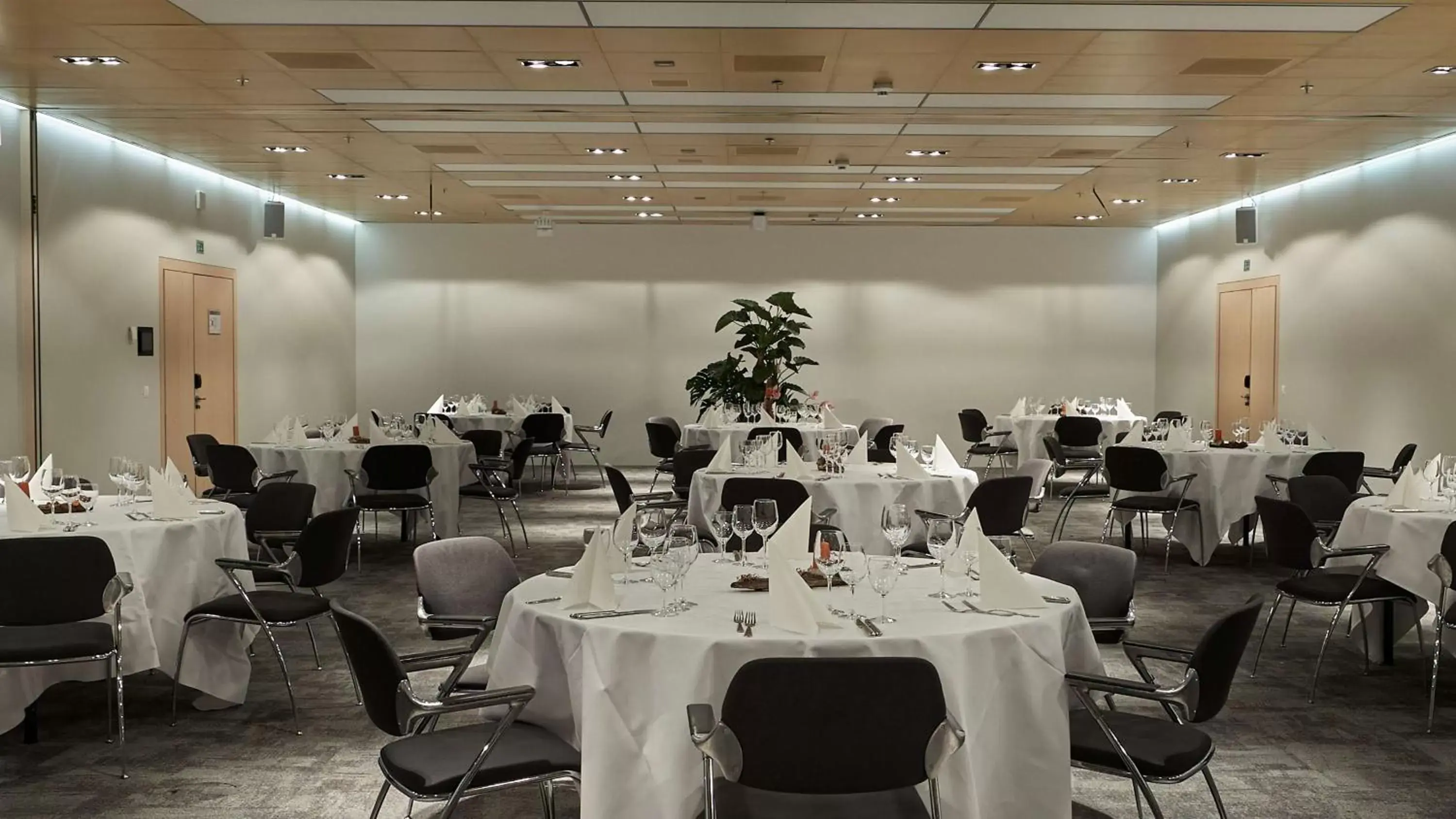 Meeting/conference room, Restaurant/Places to Eat in Radisson Blu Hotel, Lucerne