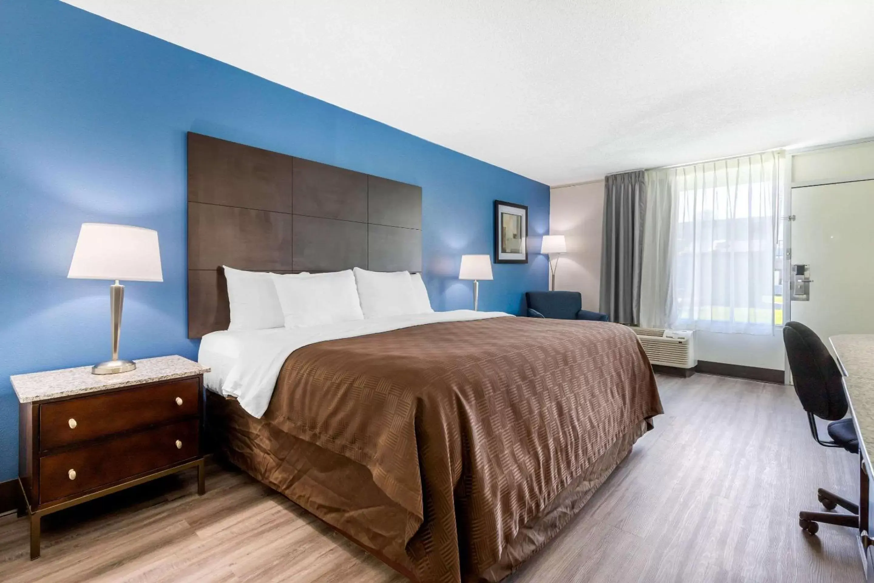 Photo of the whole room, Bed in Days Inn and Suites by Wyndham Oxford