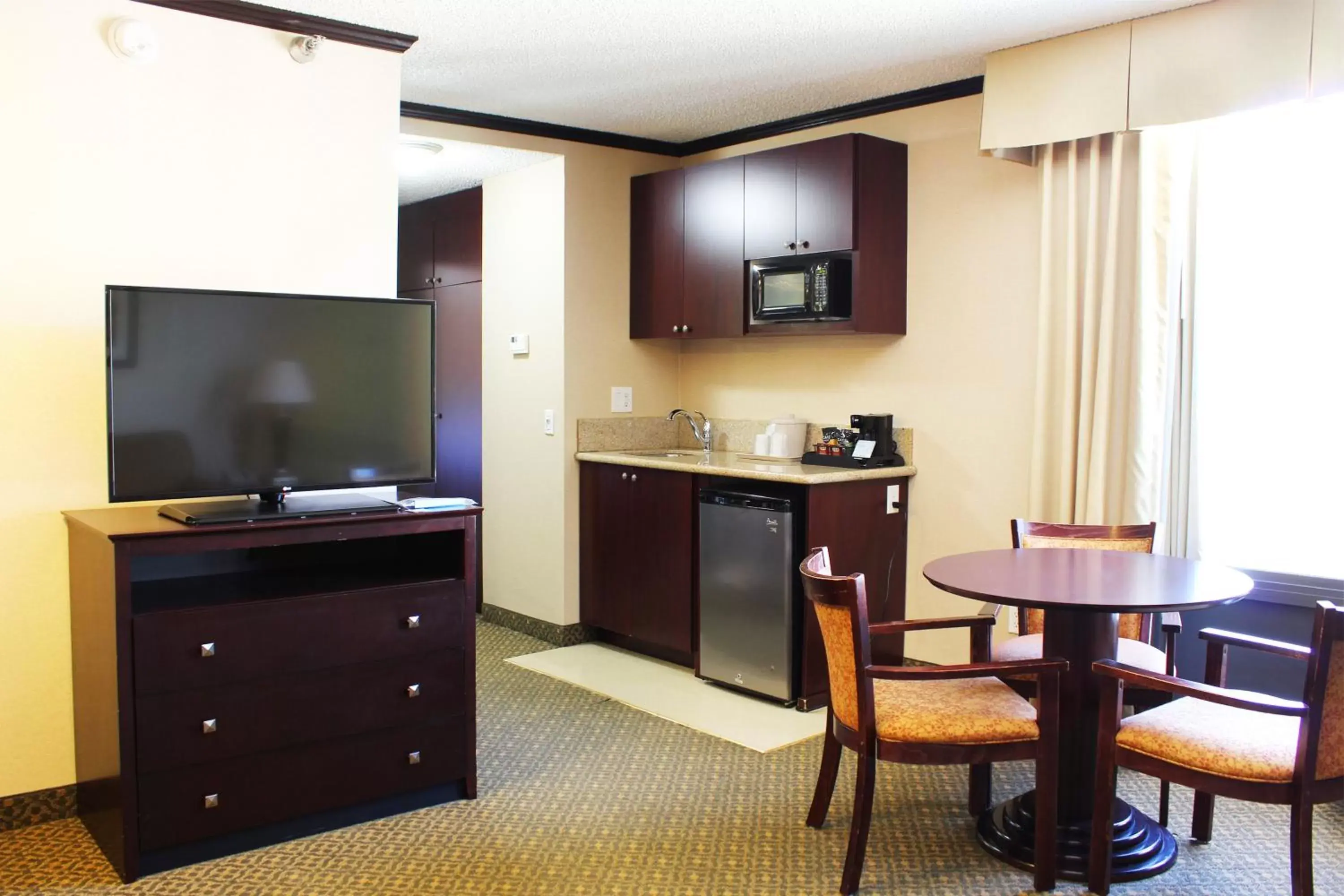 TV and multimedia, TV/Entertainment Center in Hotel Burbank