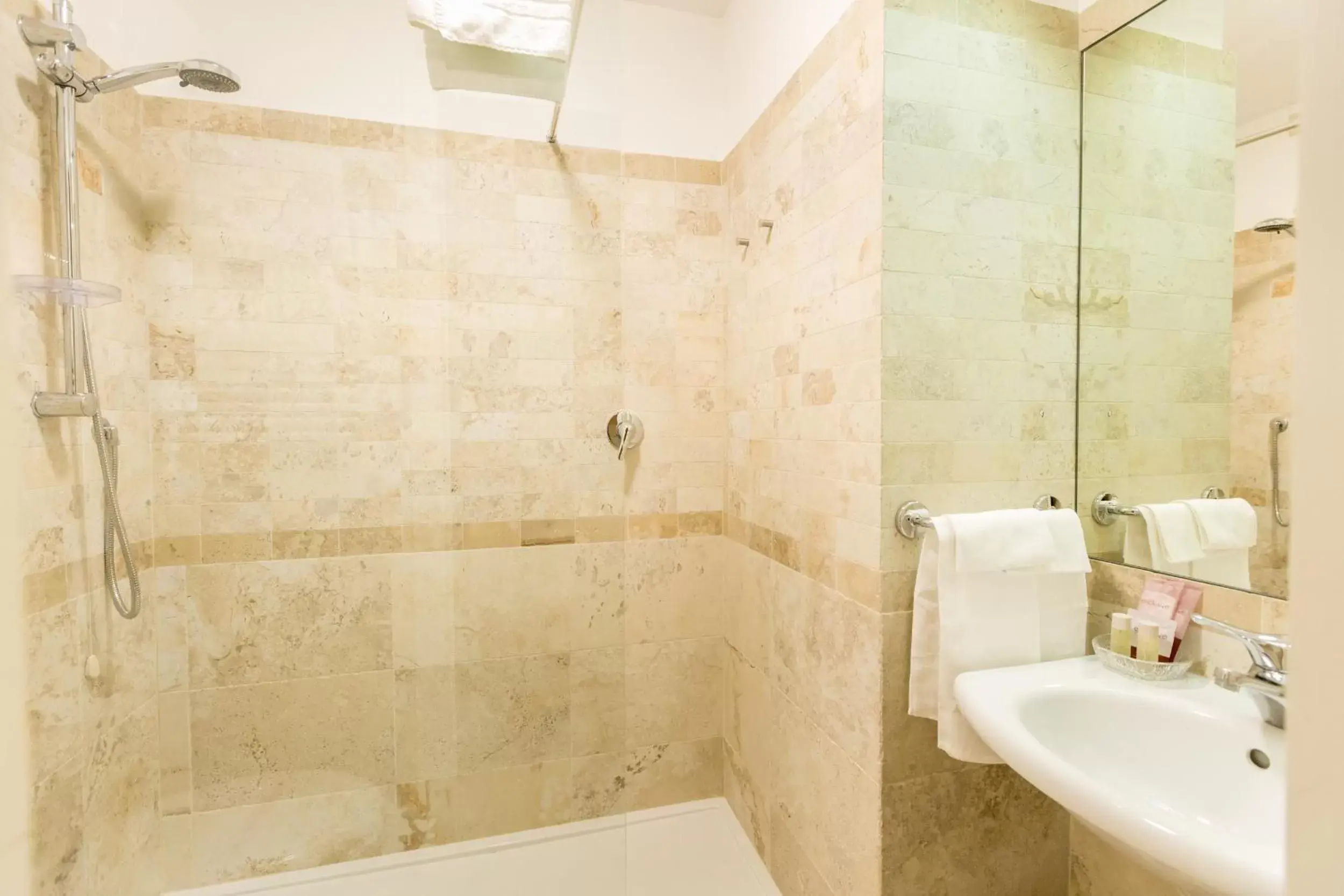 Bathroom in Hotel Modigliani