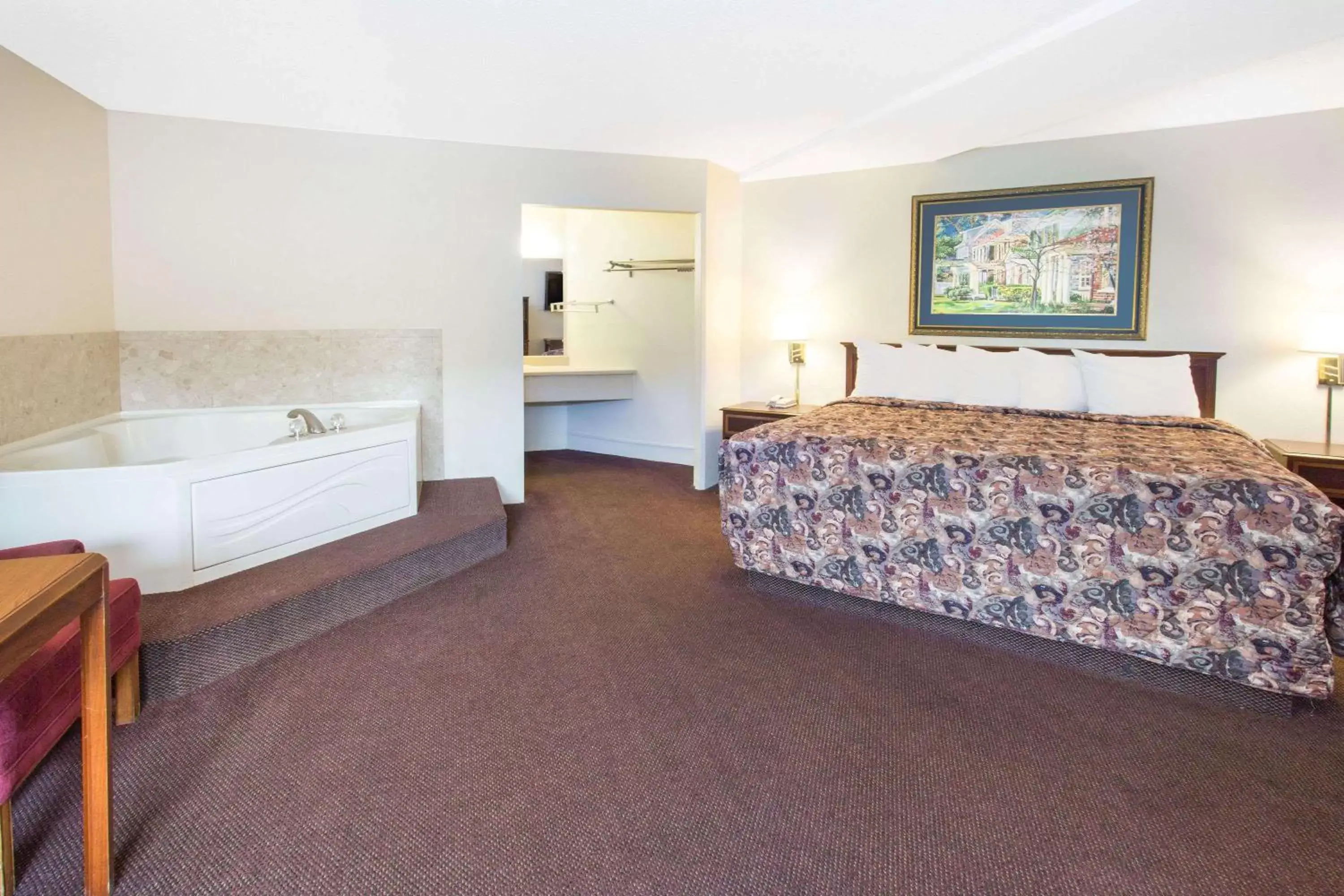 Photo of the whole room, Bed in Days Inn by Wyndham Dubuque