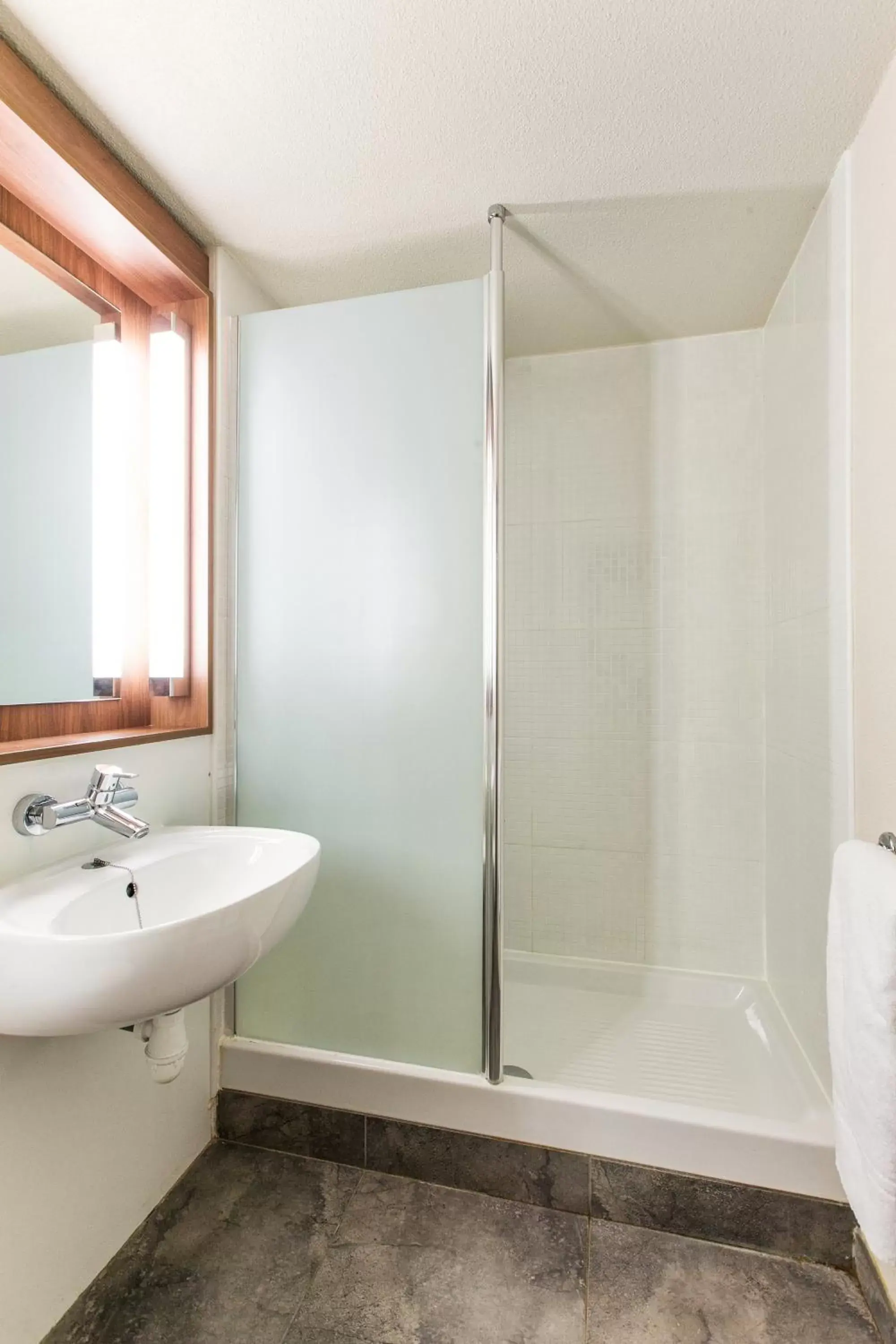 Bathroom in Campanile Château-Thierry