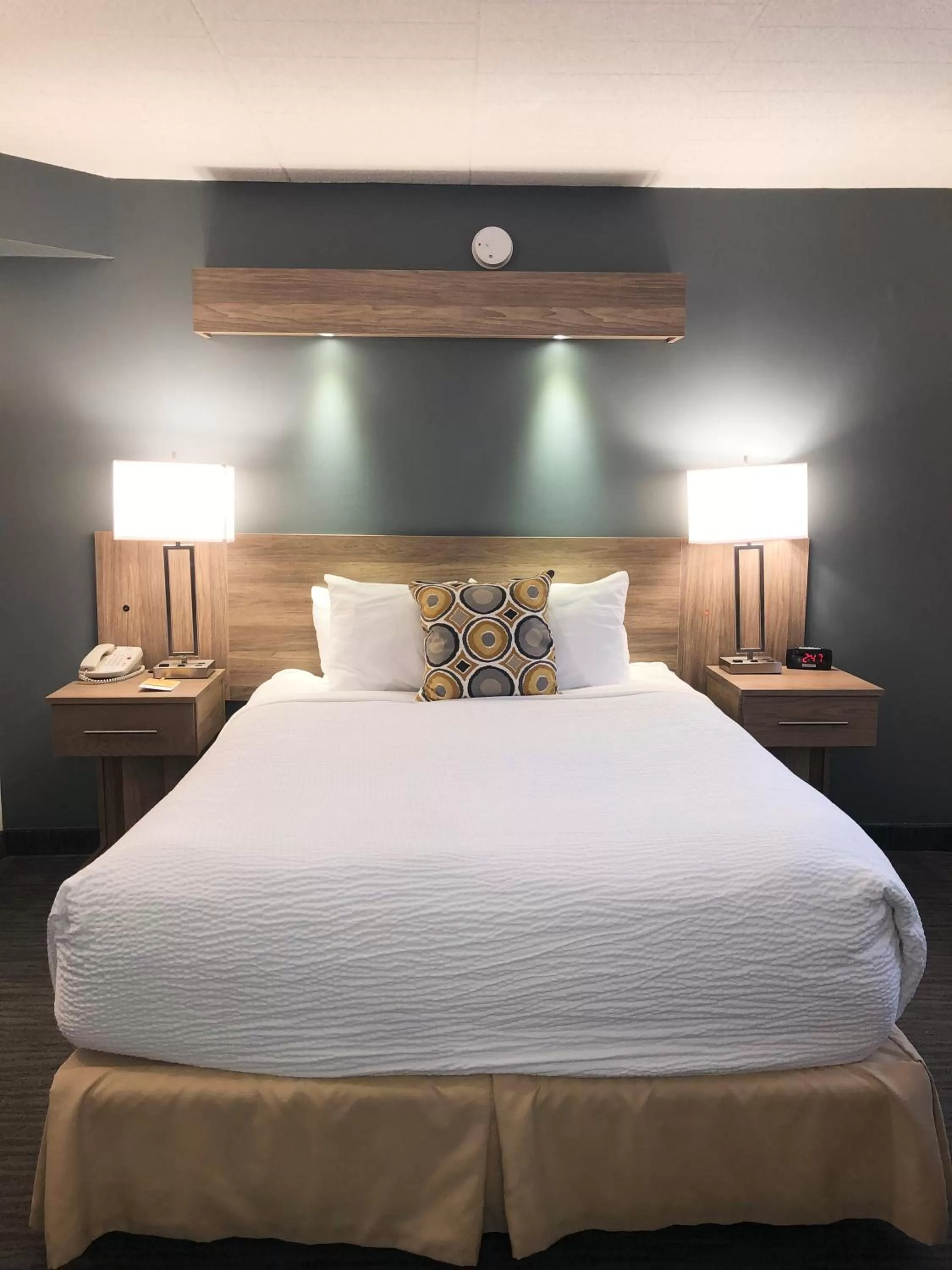 Bed in Days Inn by Wyndham Niagara Falls Centre St By the Falls