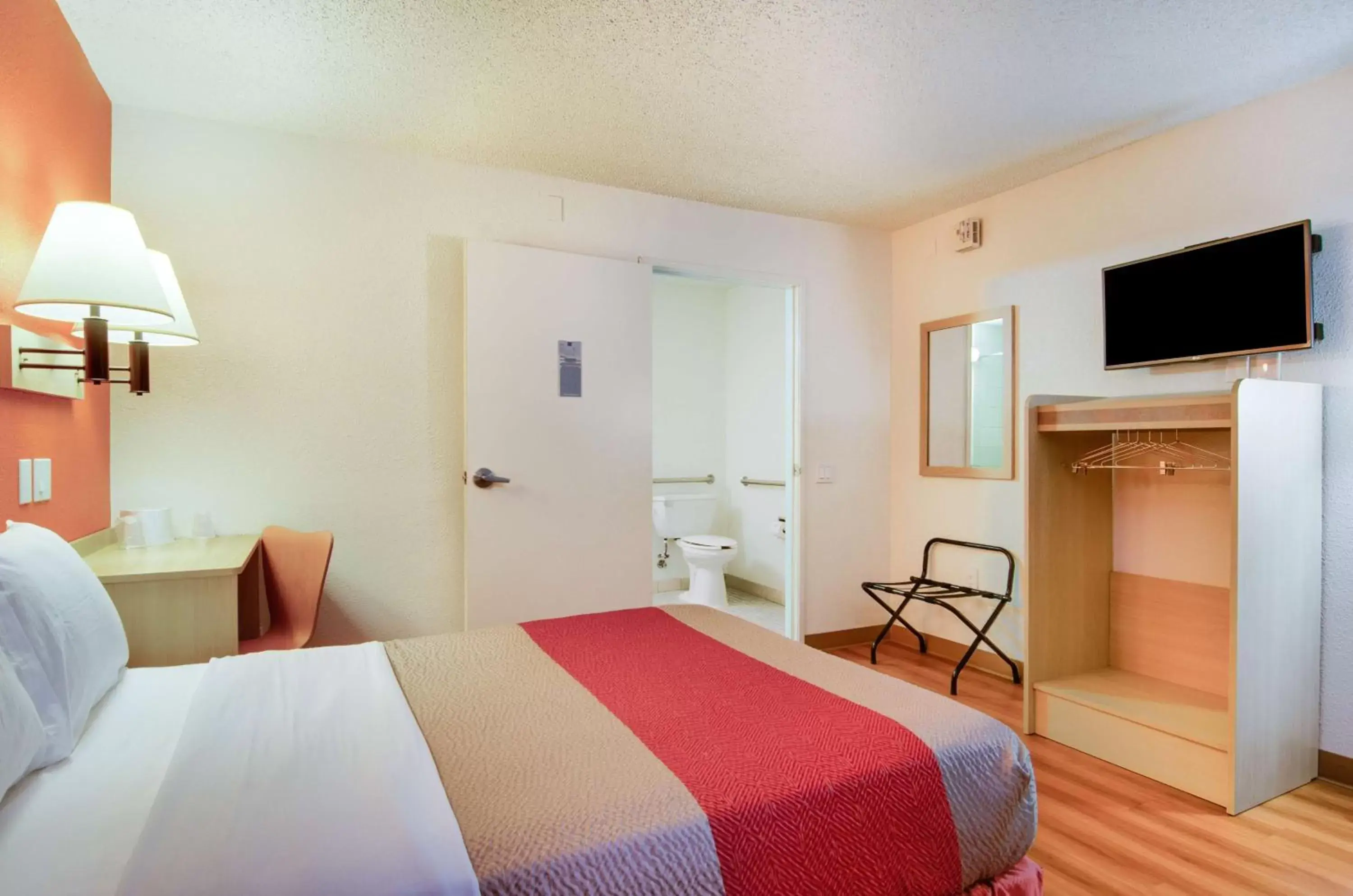 TV and multimedia, Bed in Motel 6-Tacoma, WA - Fife