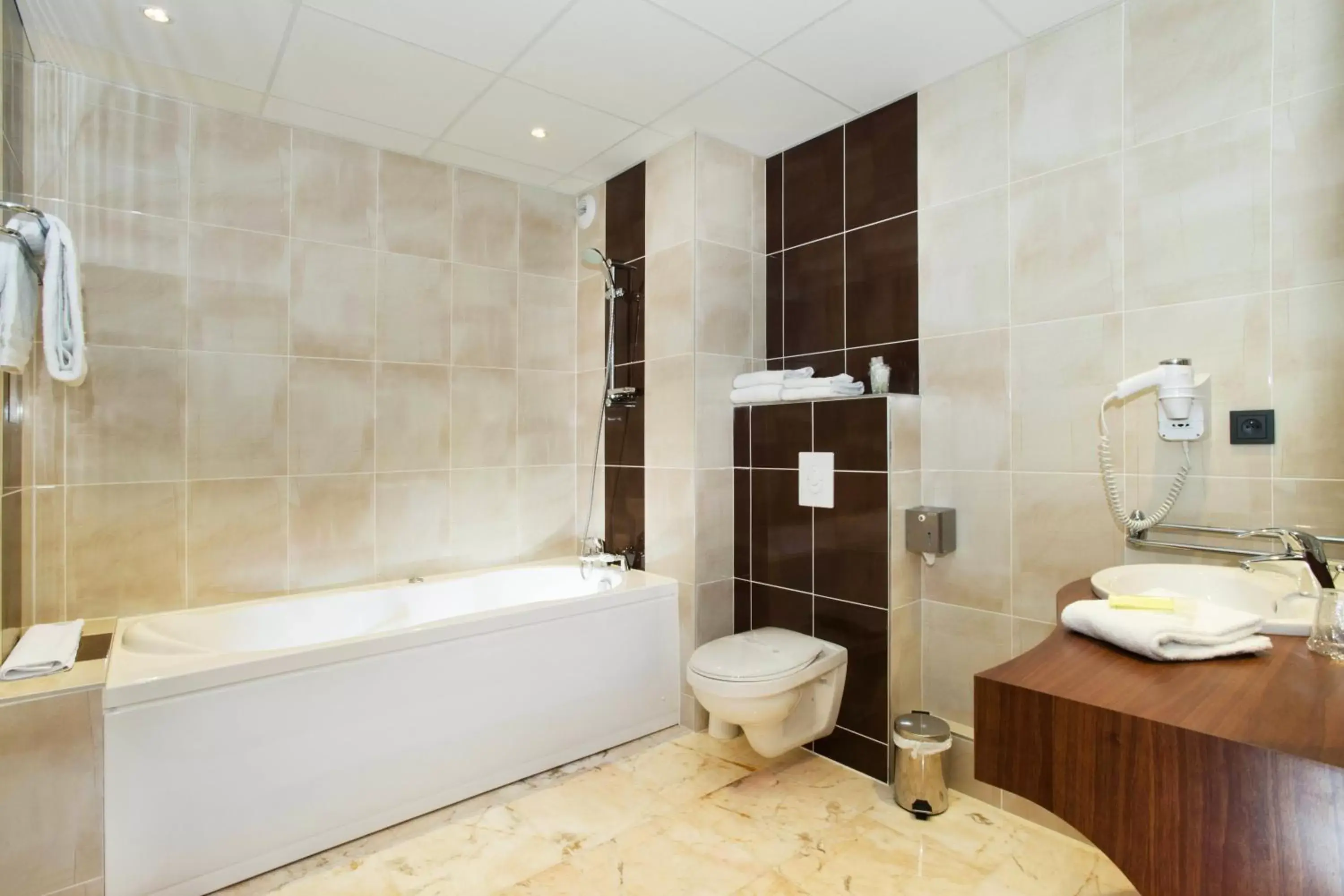 Bathroom in Brit Hotel Tours Sud – Le Cheops