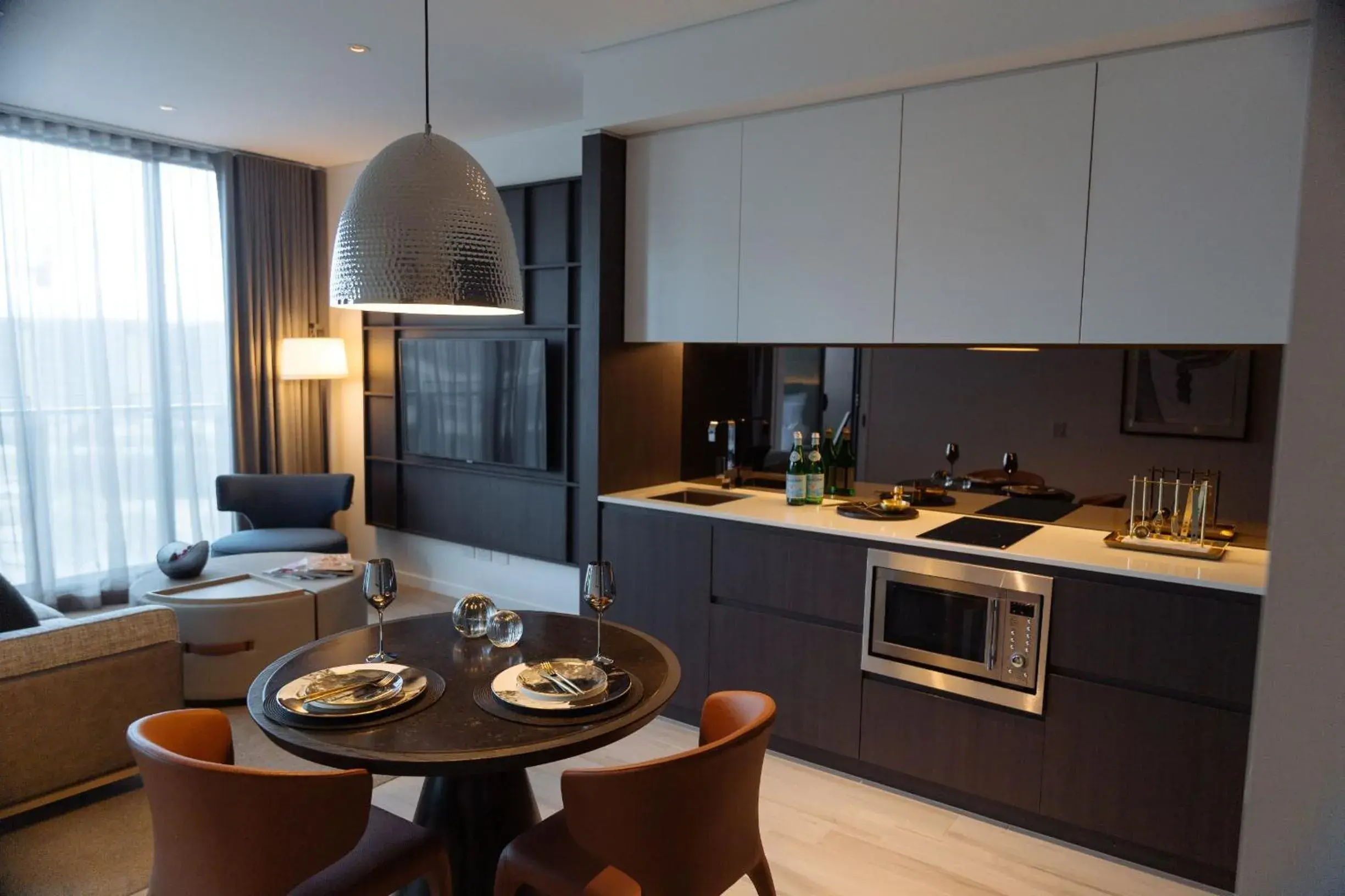 Dining area, Kitchen/Kitchenette in SKYE Suites Green Square