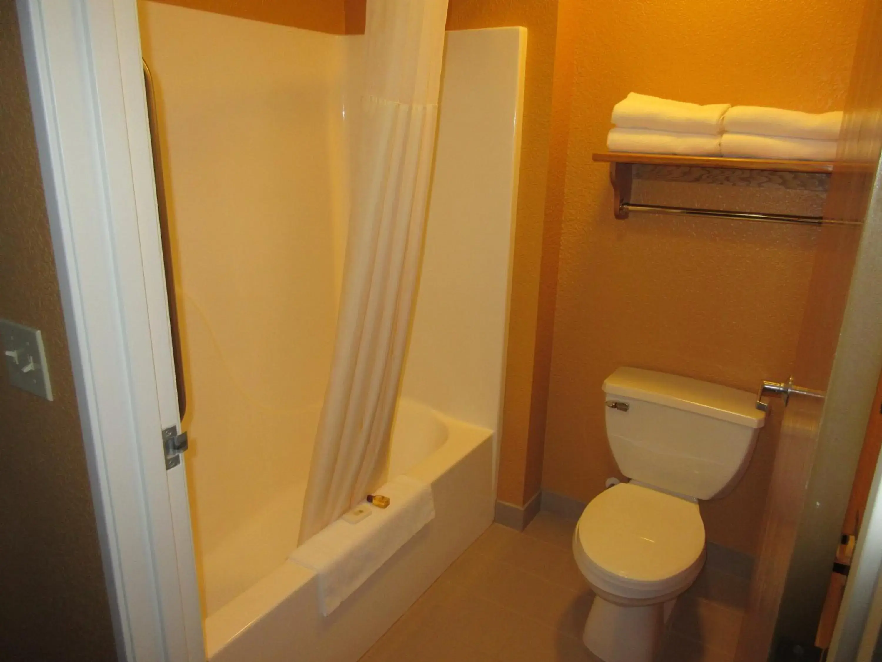 Toilet in Parkfield Inn - Warsaw Toilet in Parkfield Inn - Warsaw