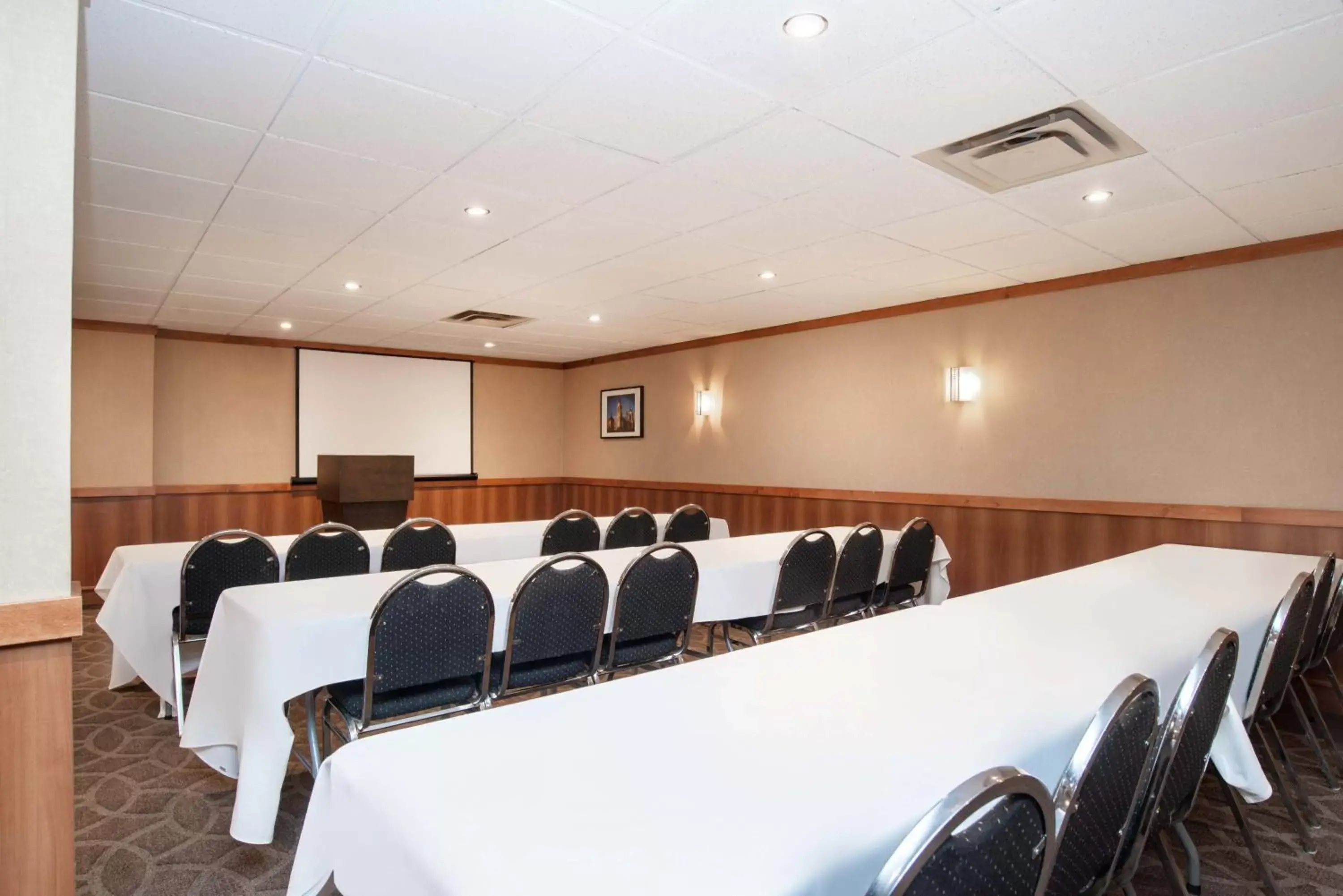 Meeting/conference room in Sandman Hotel Vernon
