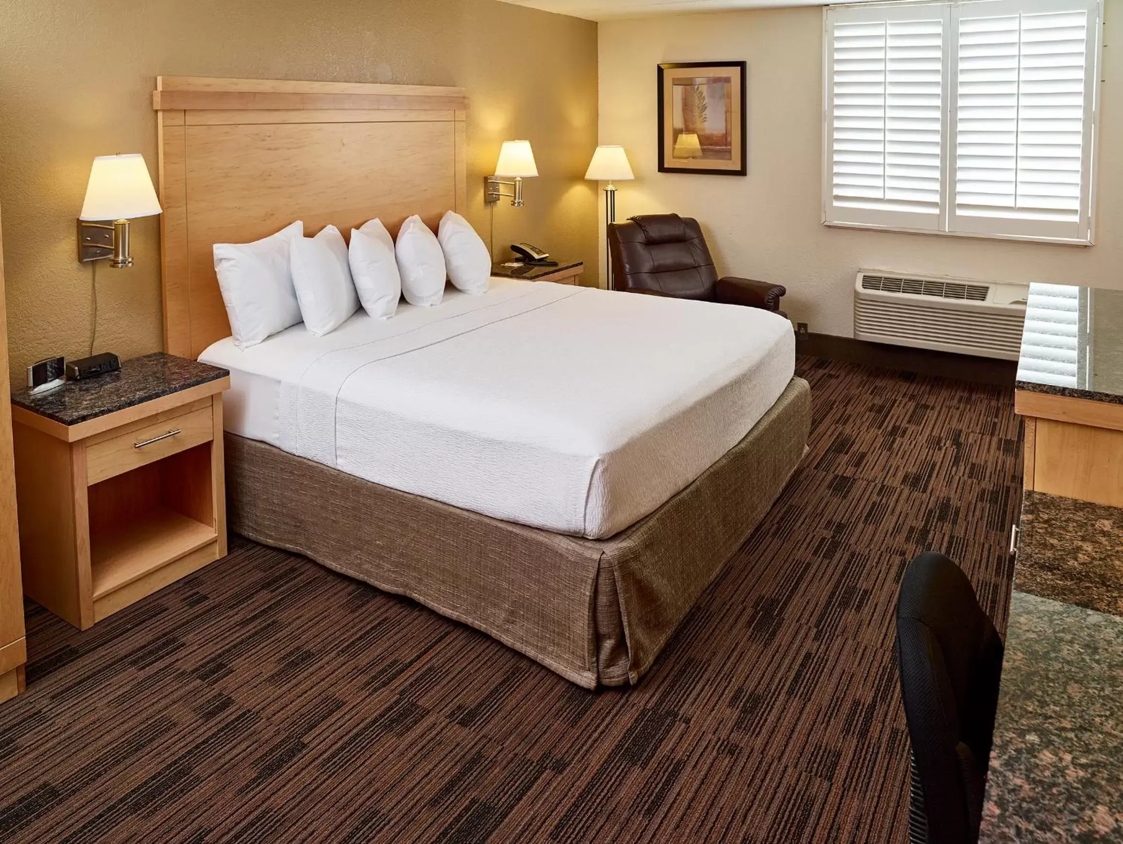 Bed in LivINN Hotel St Paul East / Maplewood