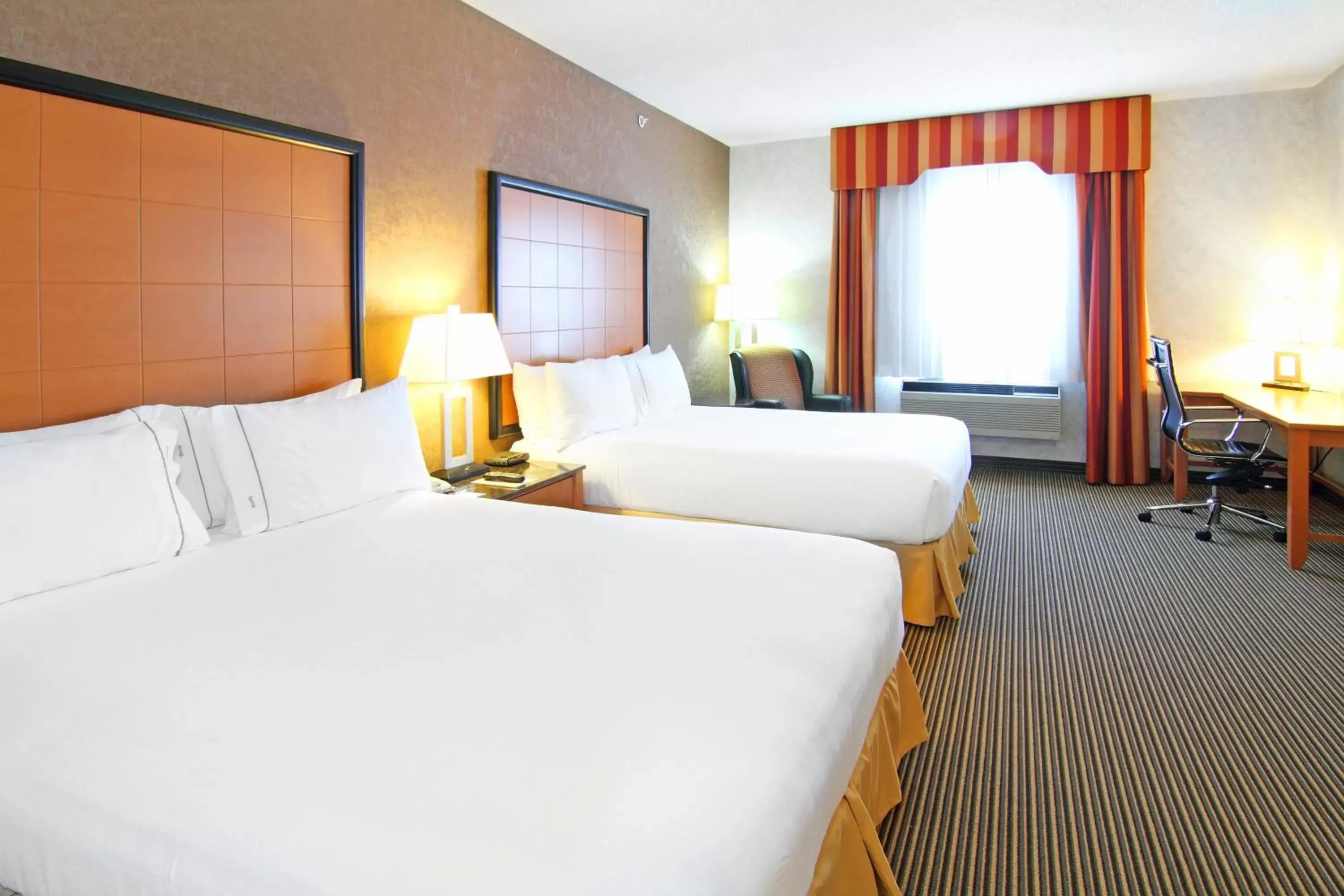 Photo of the whole room, Bed in Holiday Inn Express Calgary South, an IHG Hotel