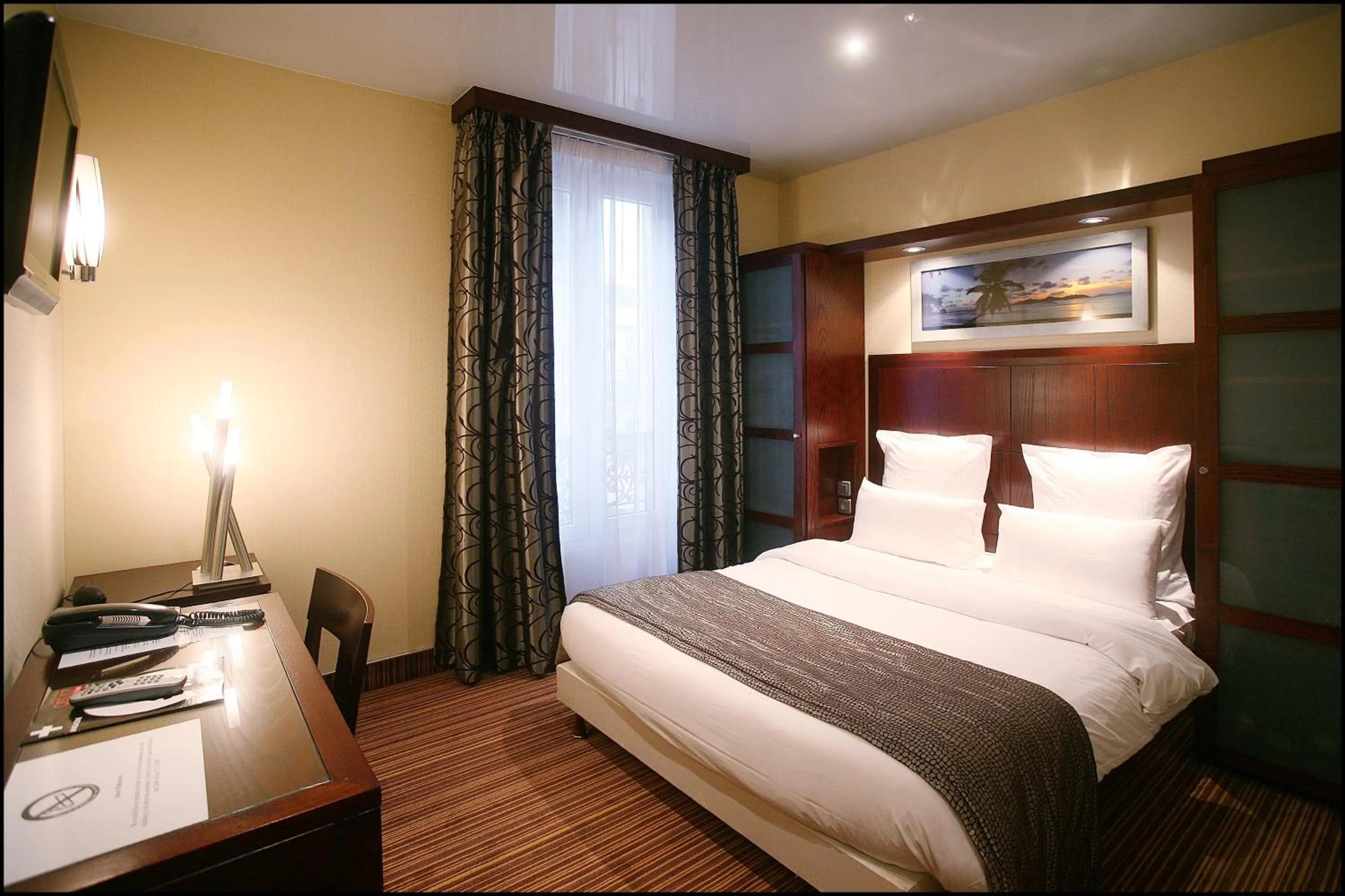 Bed in Grand Hotel Francais