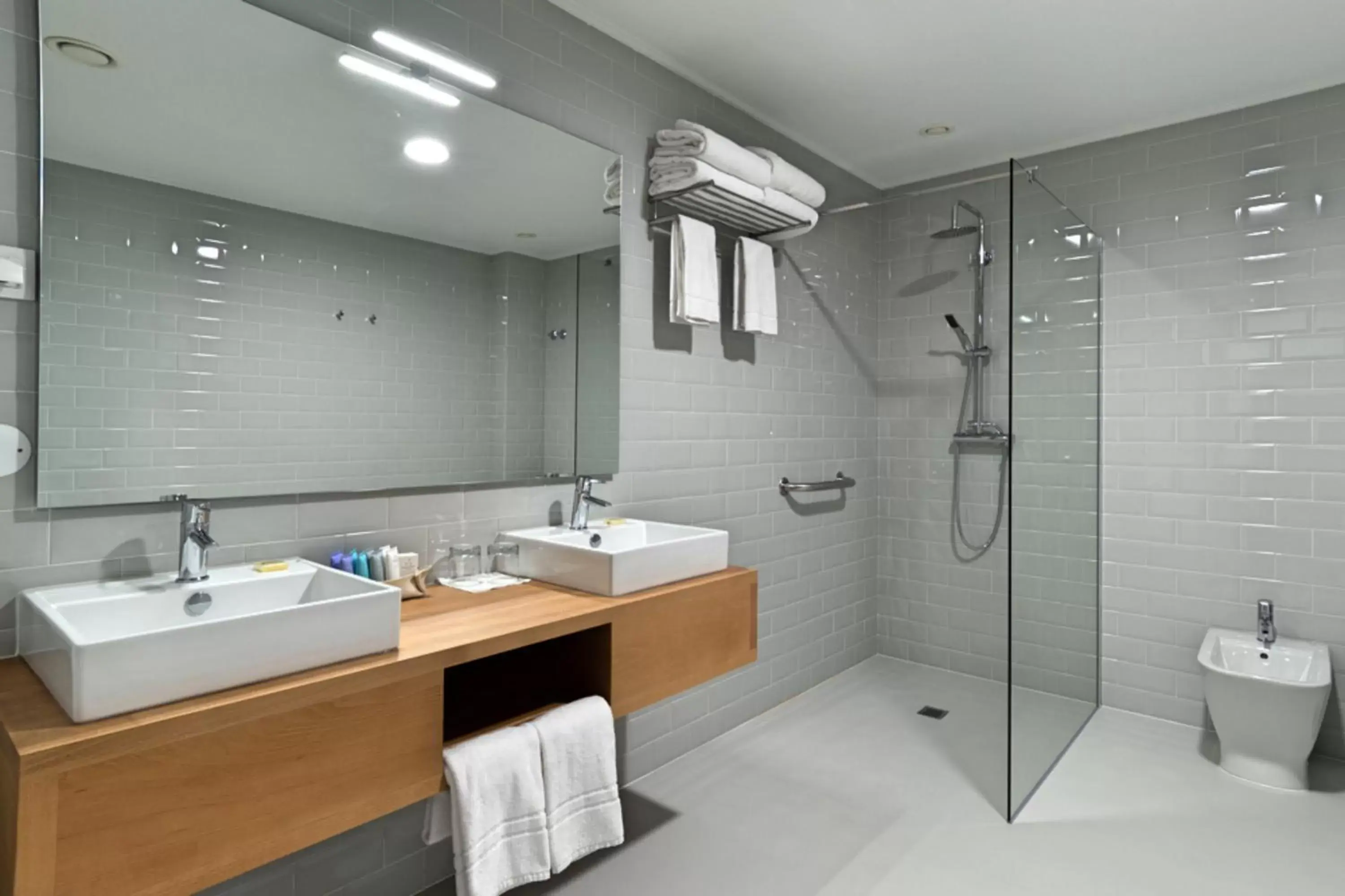Shower, Bathroom in Hotel da Fábrica