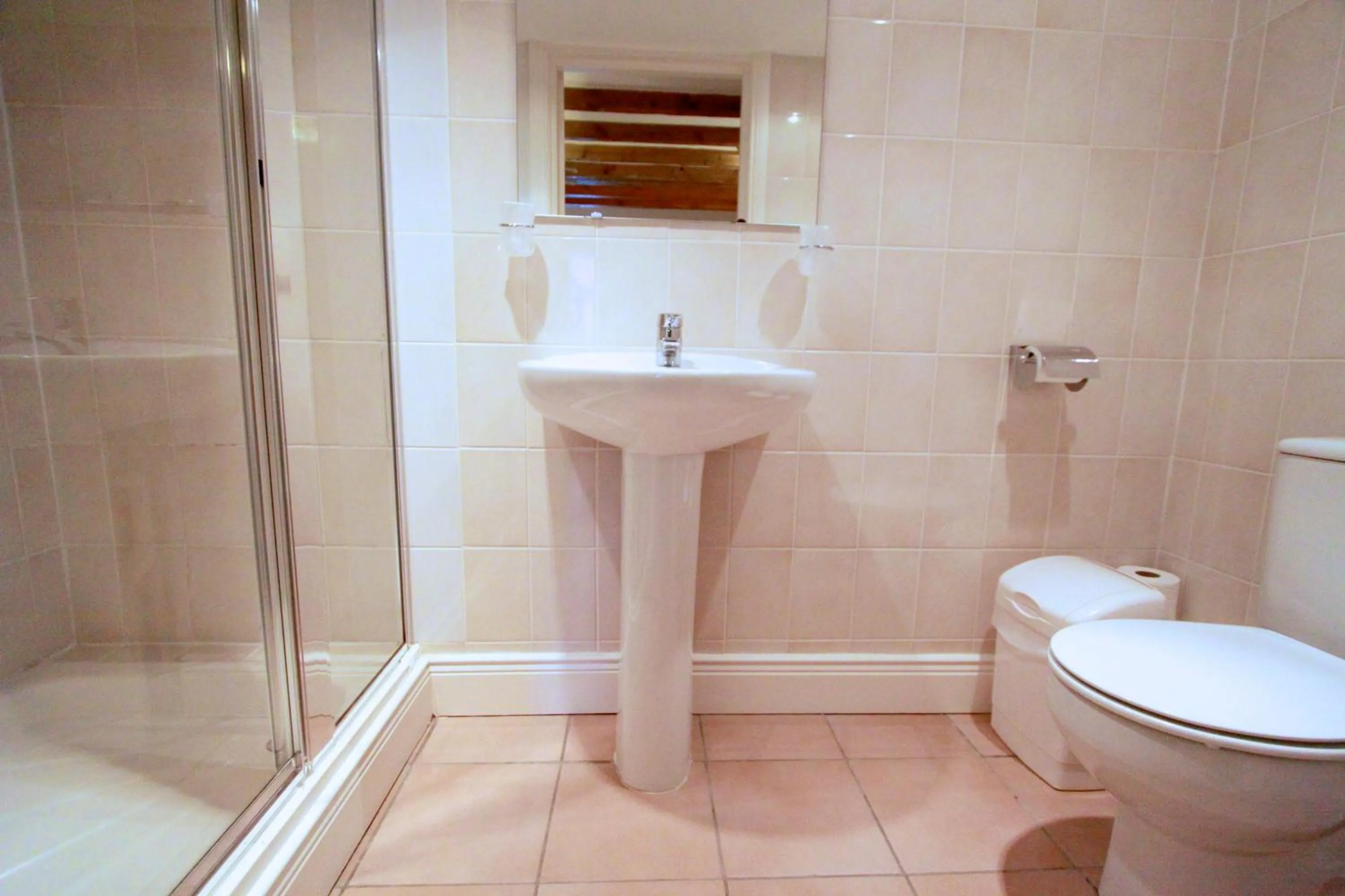 Bathroom in Centre Of Britain Hotel