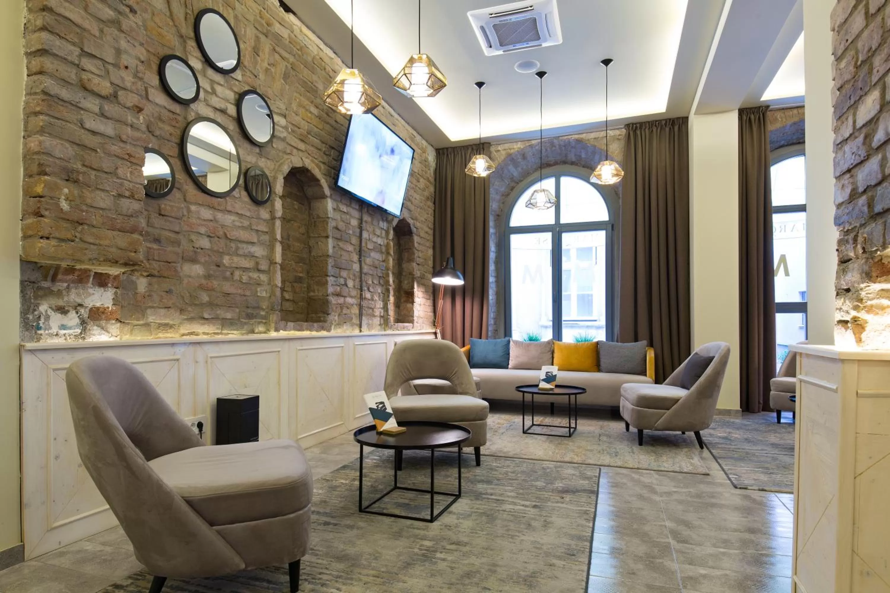 Communal lounge/ TV room in Marquise Hotel Garni