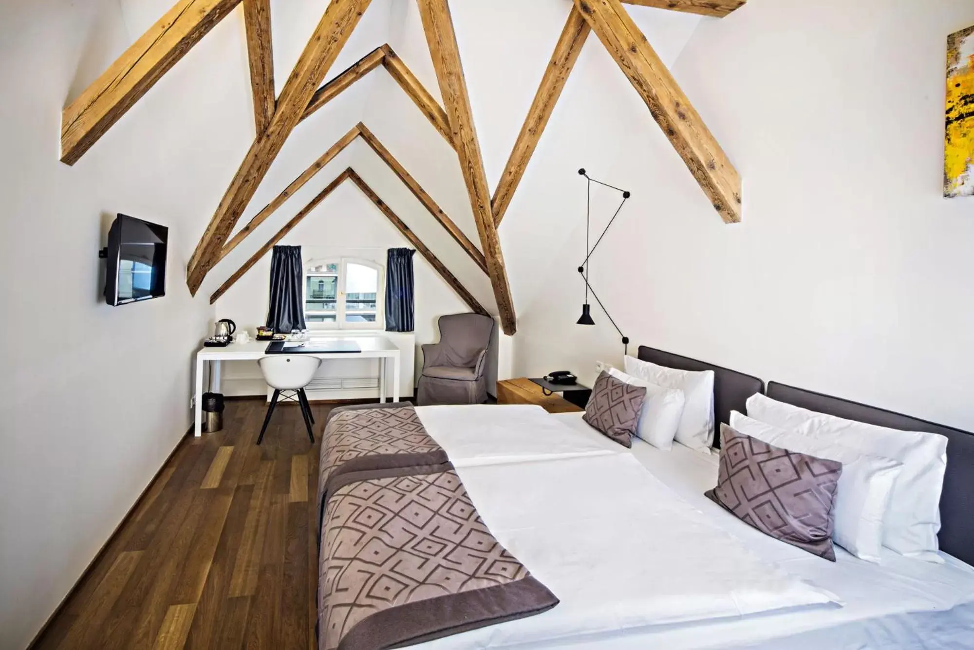 Bedroom, Bed in Hotel Golden Crown